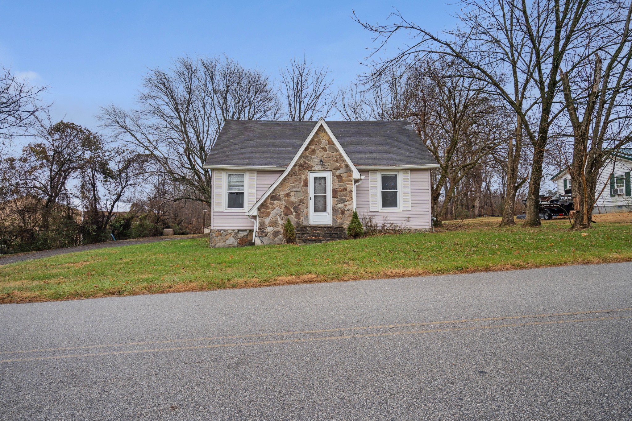 699 Oak St Property Photo 1