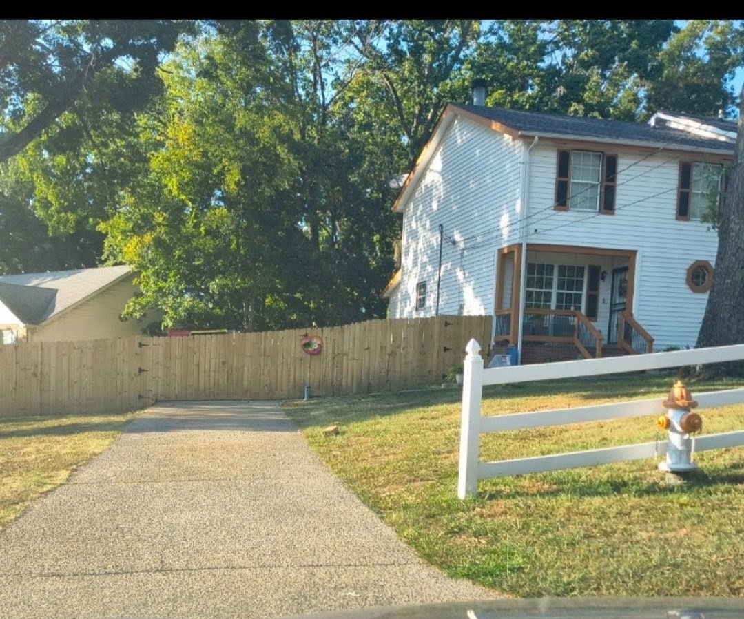 700 Luann Ct Property Photo 3