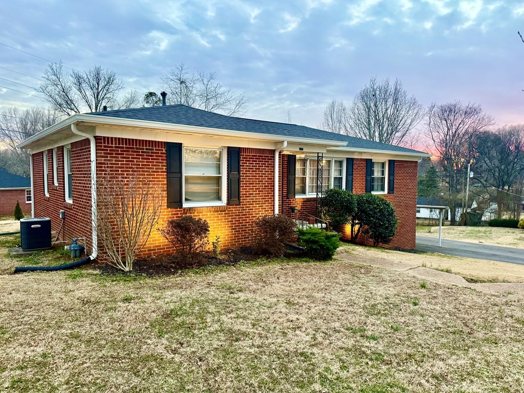 147 Berry St Property Photo 3