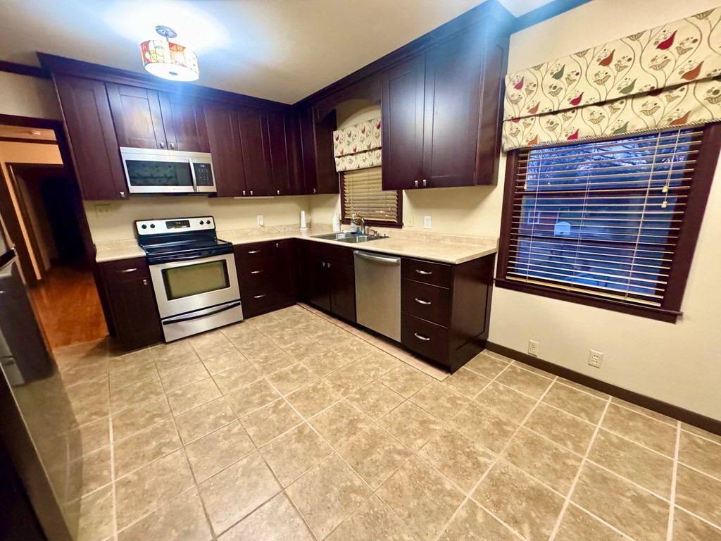 147 Berry St Property Photo 7