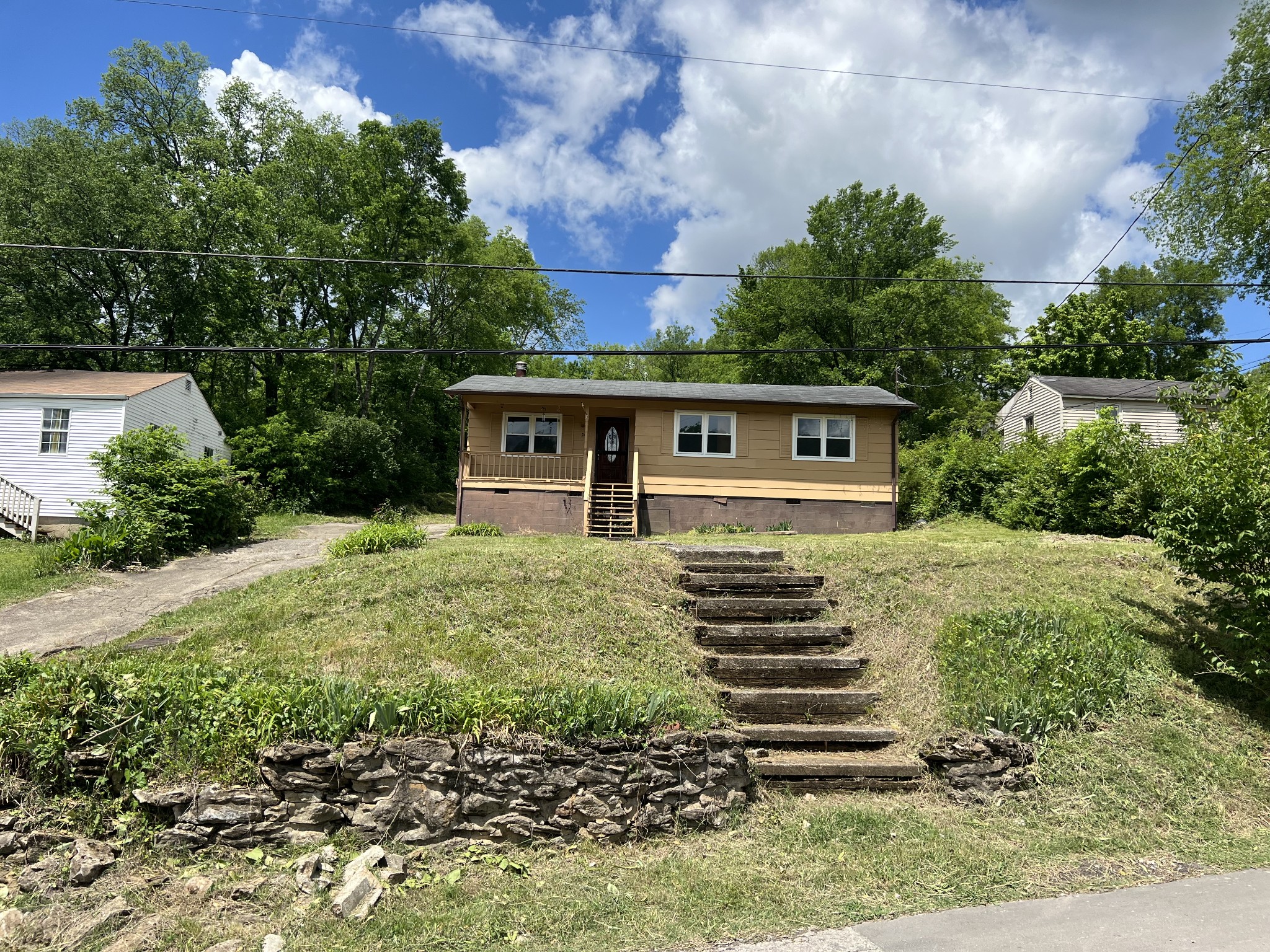 2405 Lloyd Ave