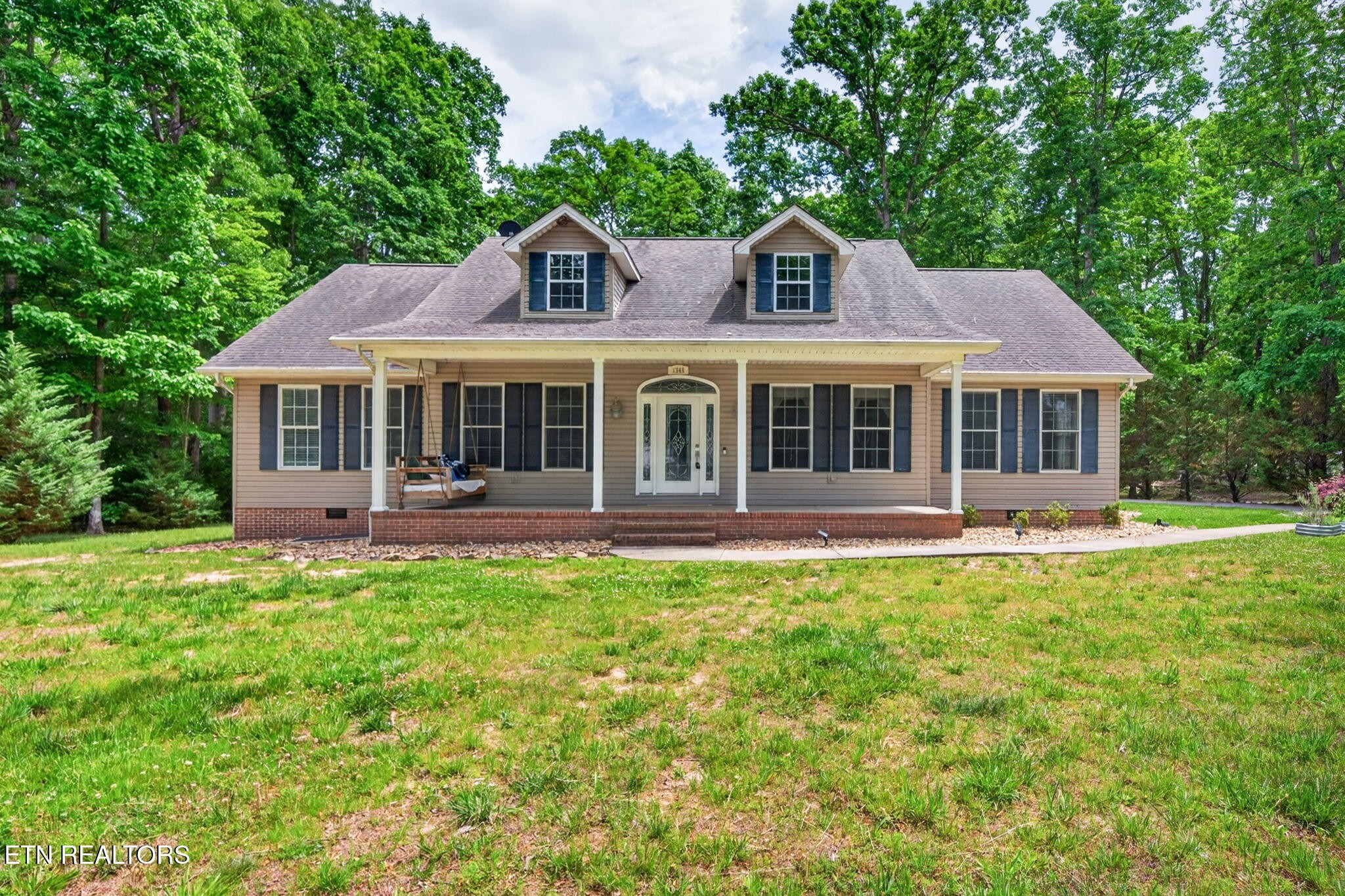 1945 W Creston Rd