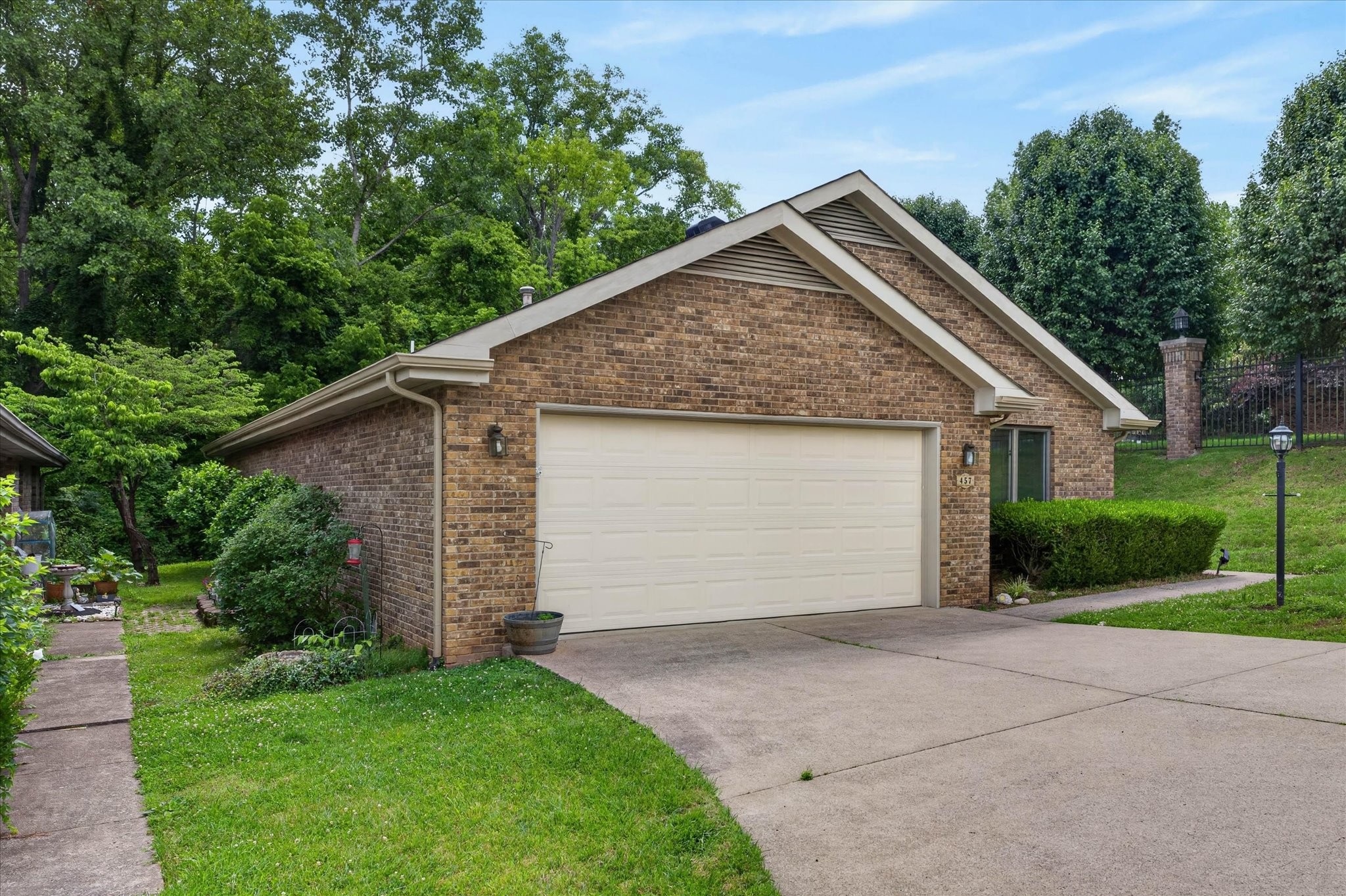 457 Country Club Ct Property Photo 1