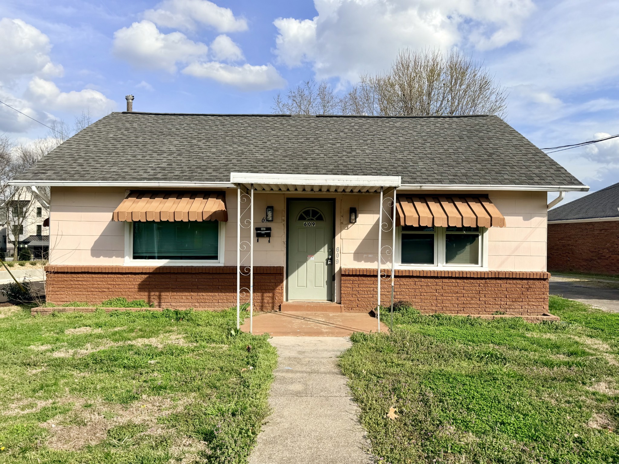 609 S Highland Ave Property Photo 1