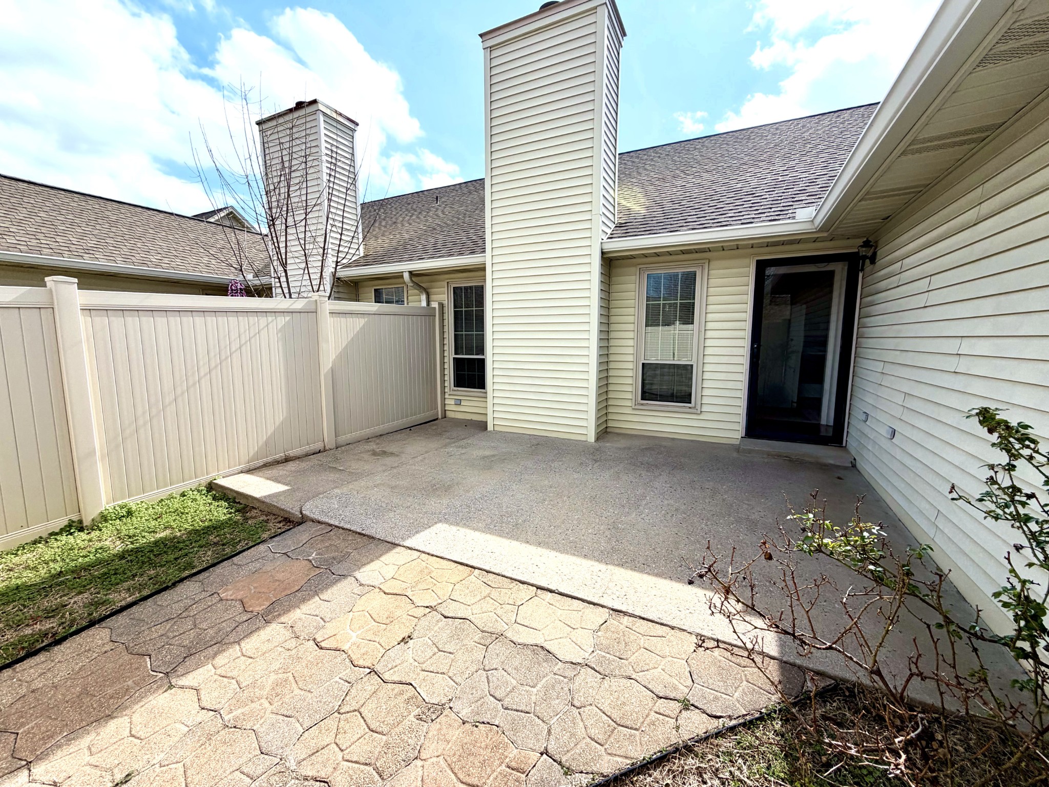 2216 River Rock Xing Property Photo 7
