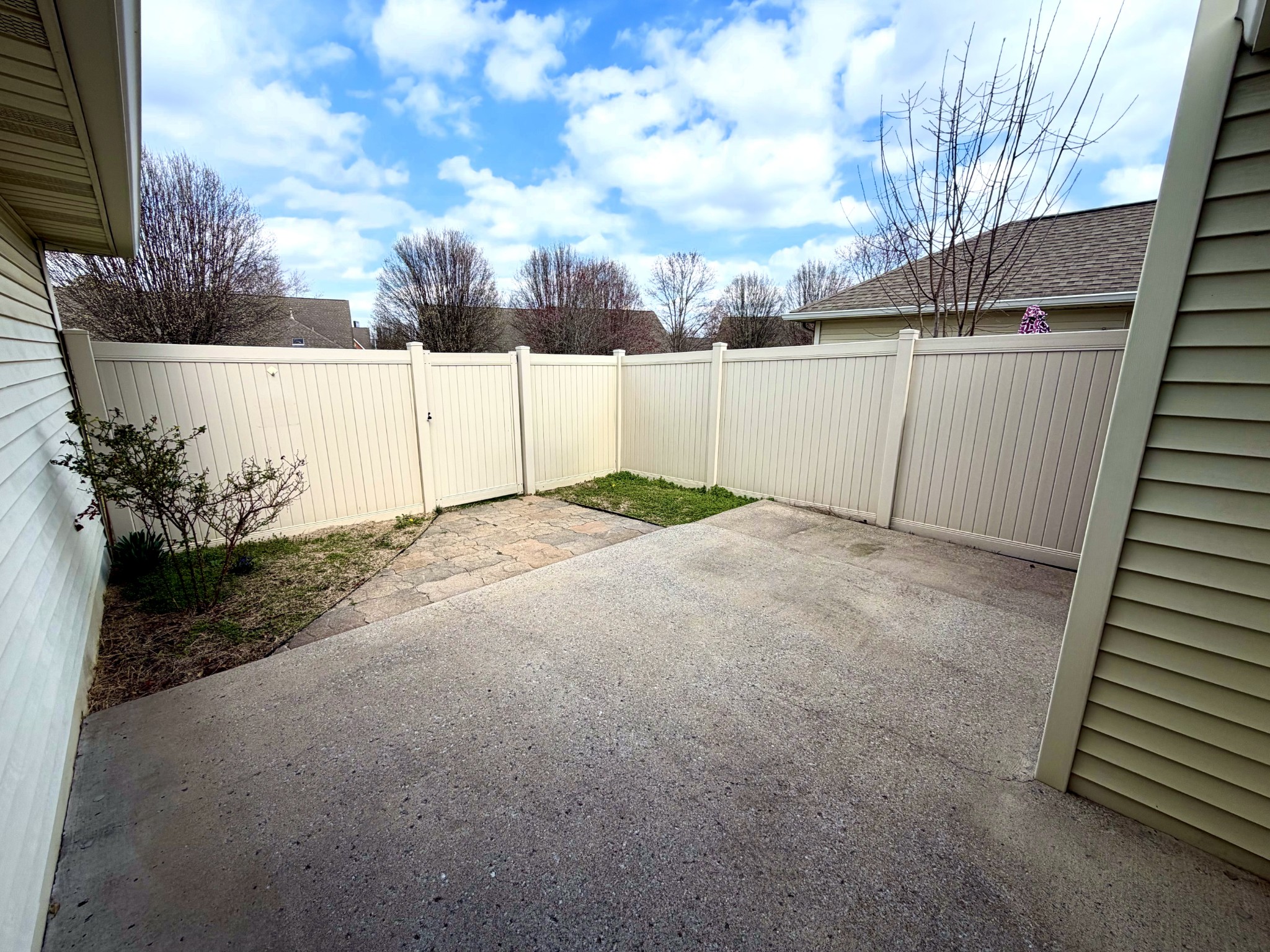 2216 River Rock Xing Property Photo 8