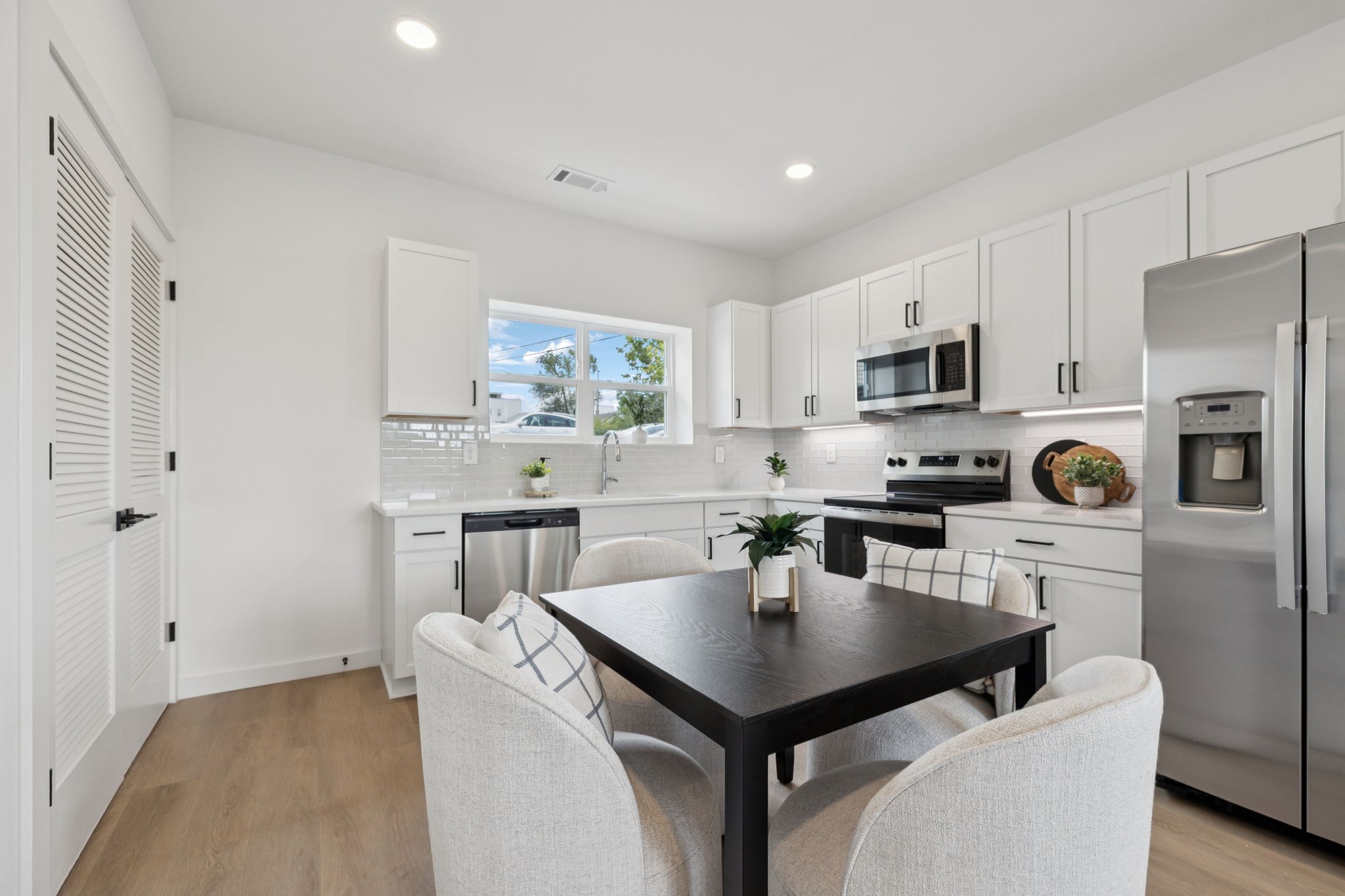 1015 W Trinity Ln Property Photo 8