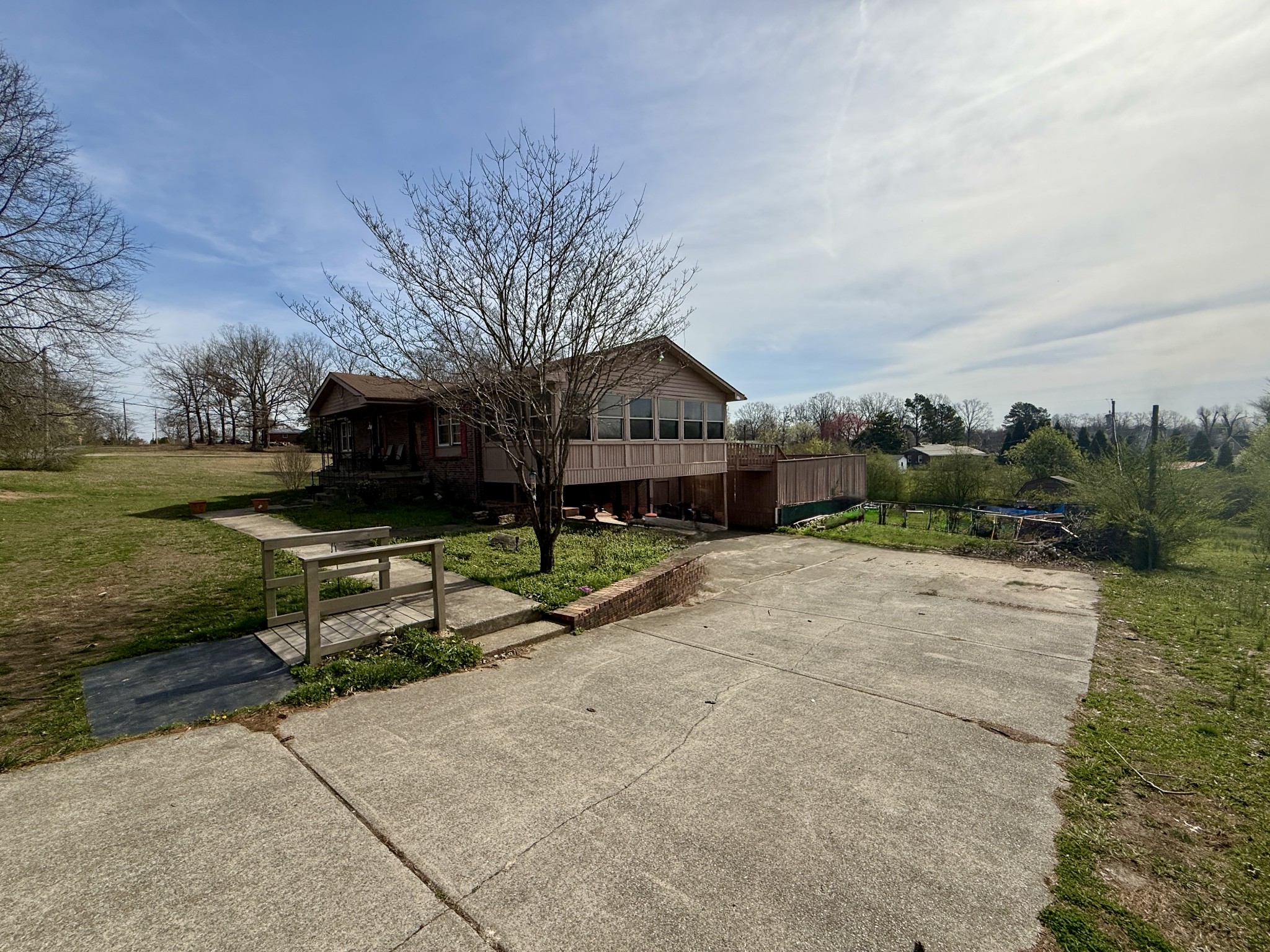 555 Eastside Dr Property Photo 2