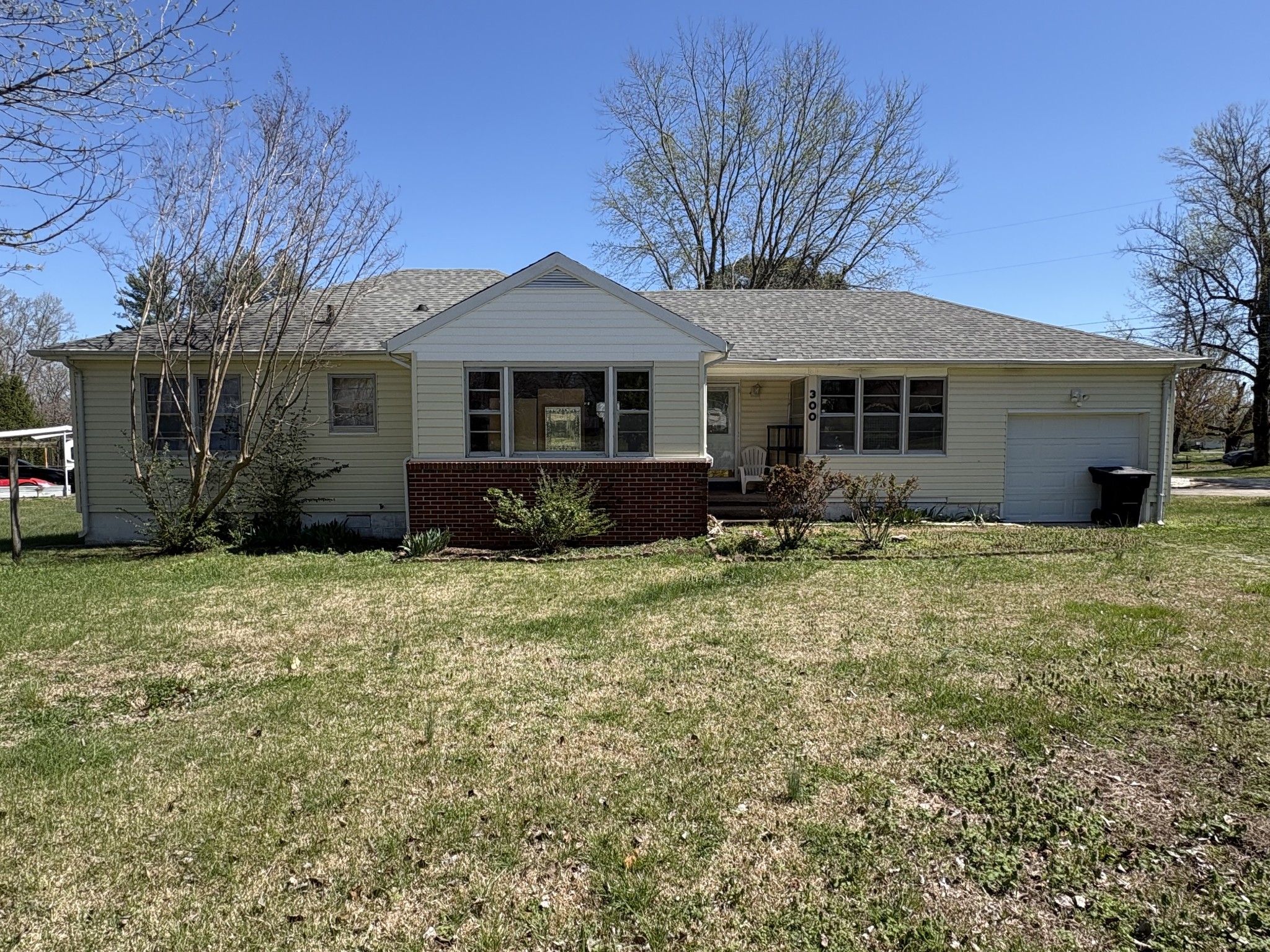300 Yeager St Property Photo 1