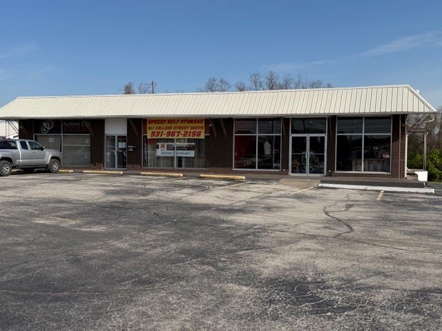 911 S College St Property Photo 1