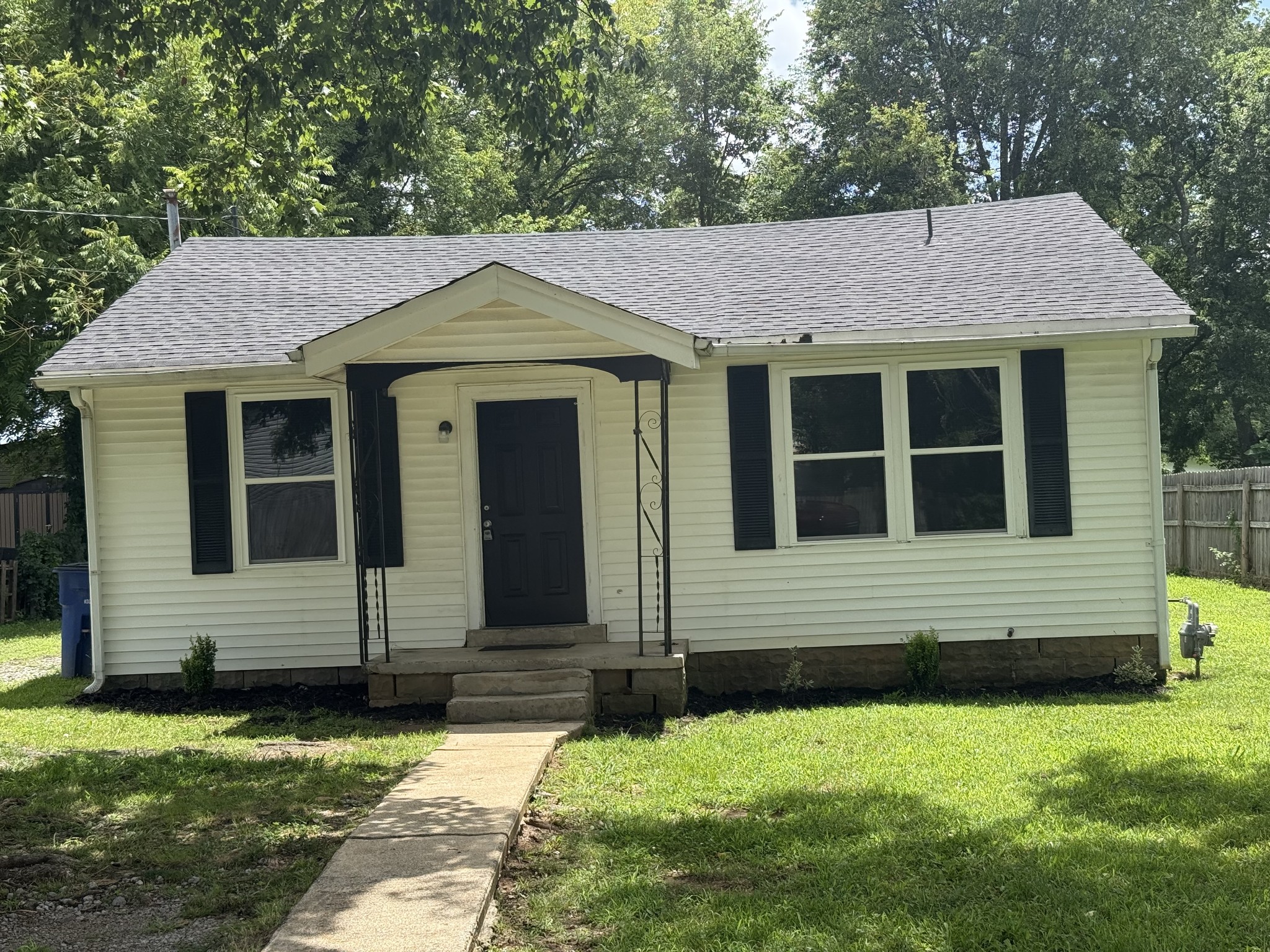 244 E Cedar St Property Photo 1