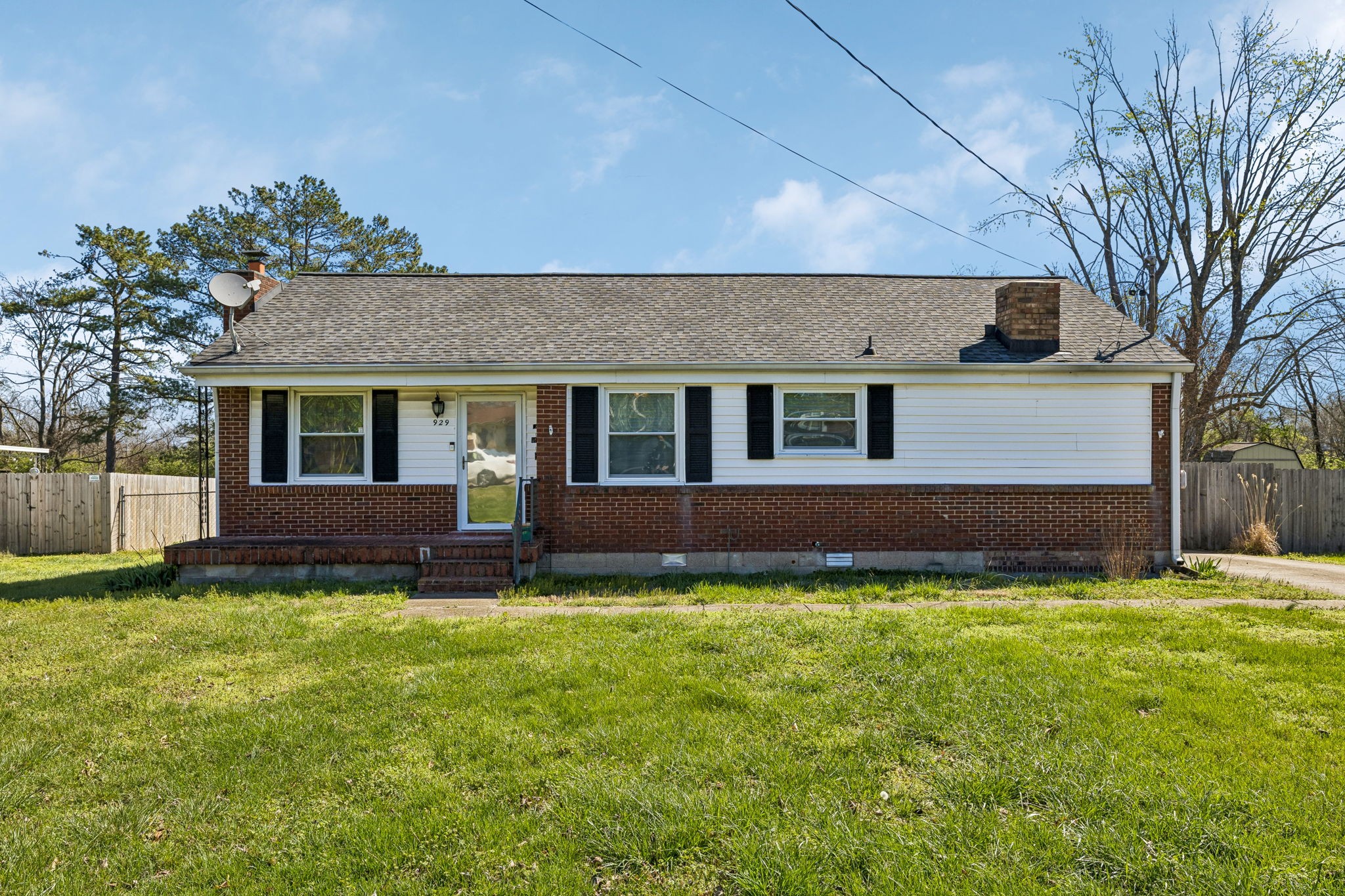929 Lemont Dr Property Photo 1