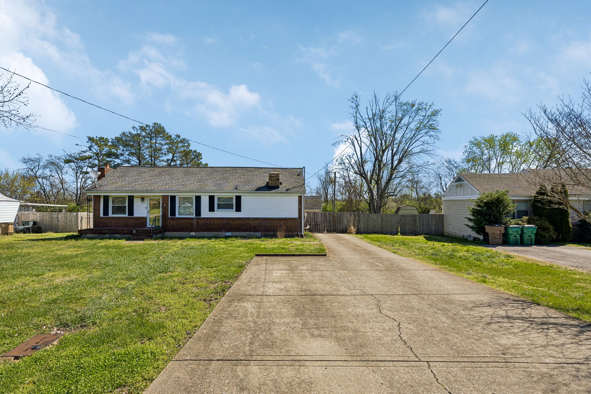 929 Lemont Dr Property Photo 3