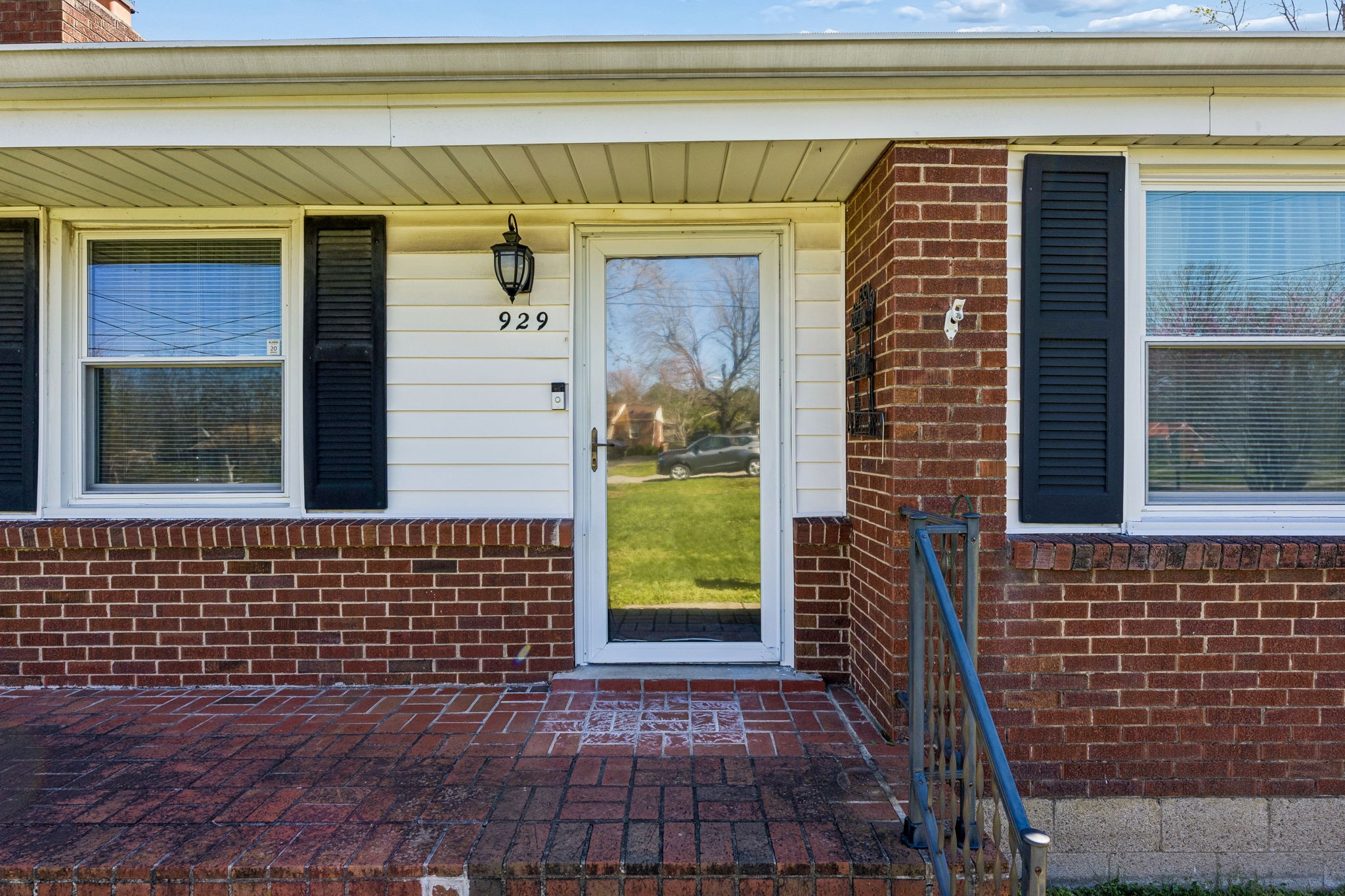 929 Lemont Dr Property Photo 4