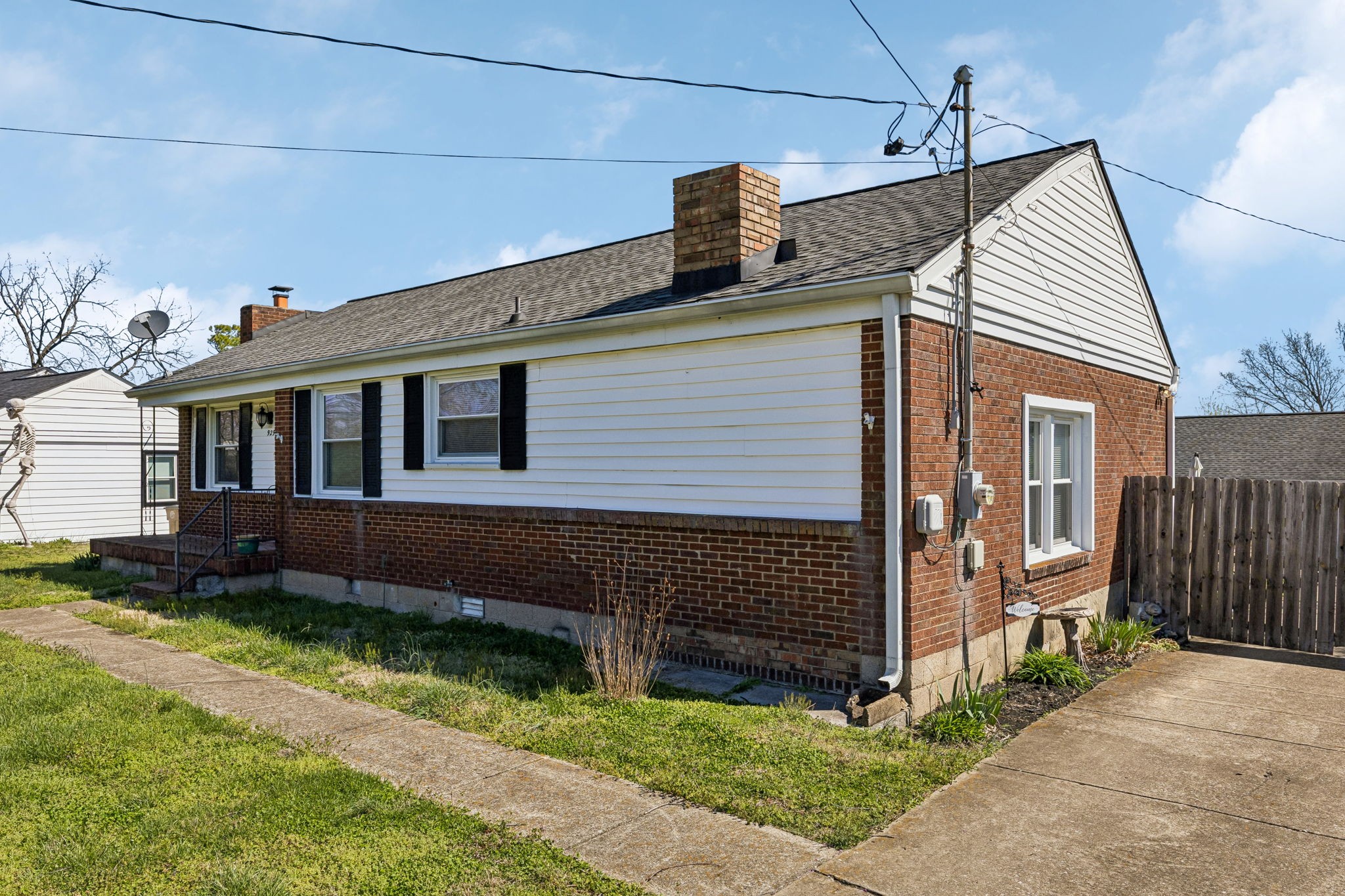 929 Lemont Dr Property Photo 6