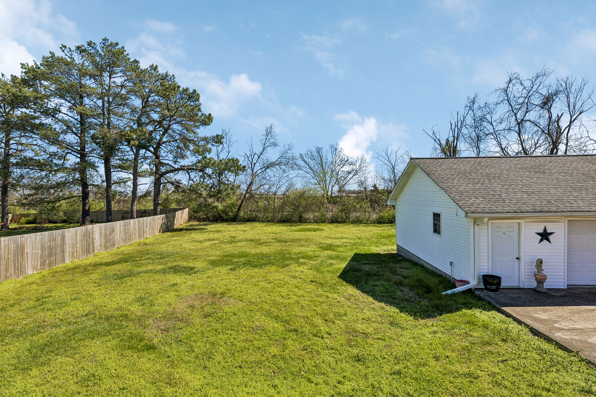929 Lemont Dr Property Photo 10