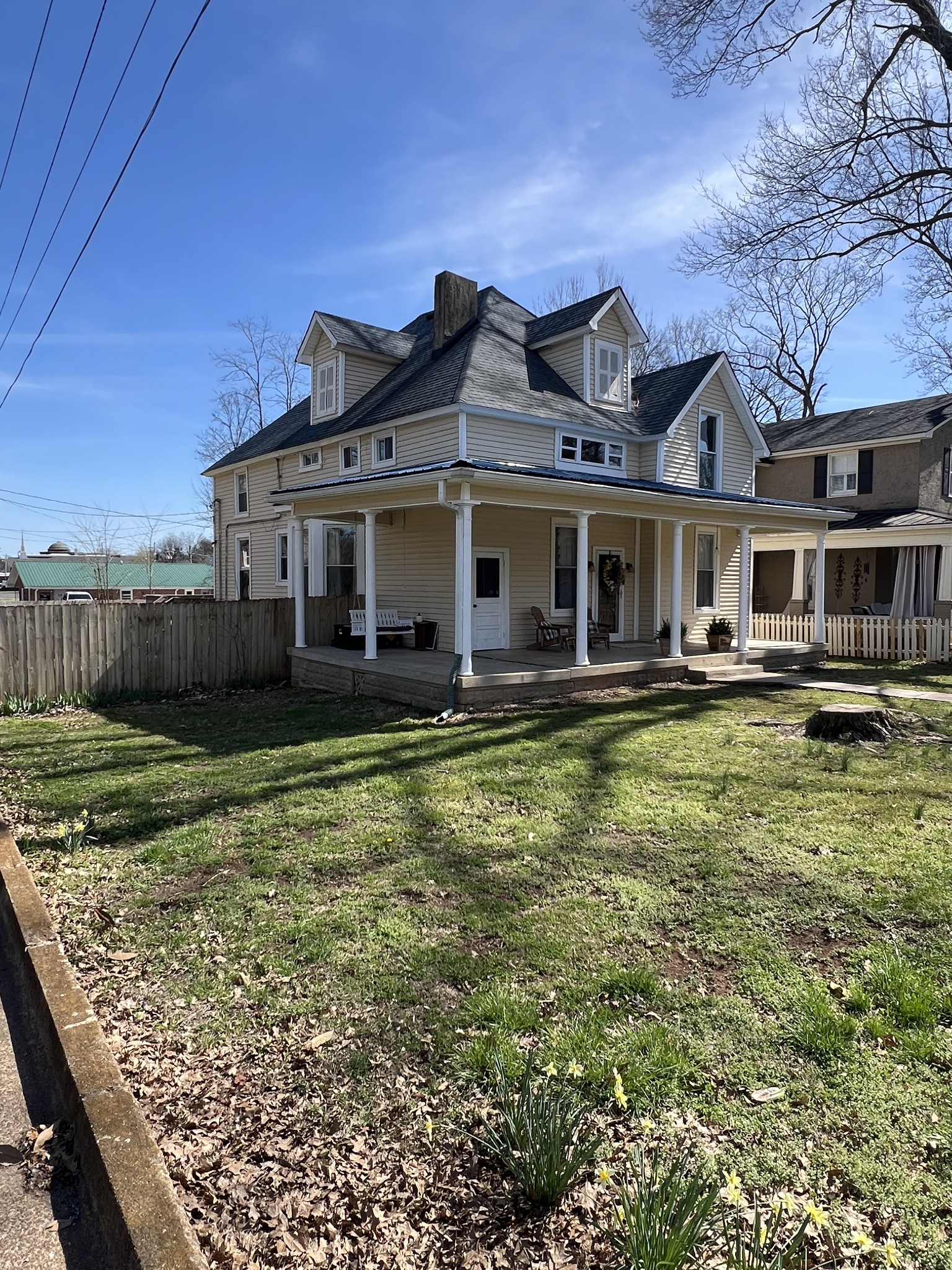 201 Pleasant St Property Photo 2