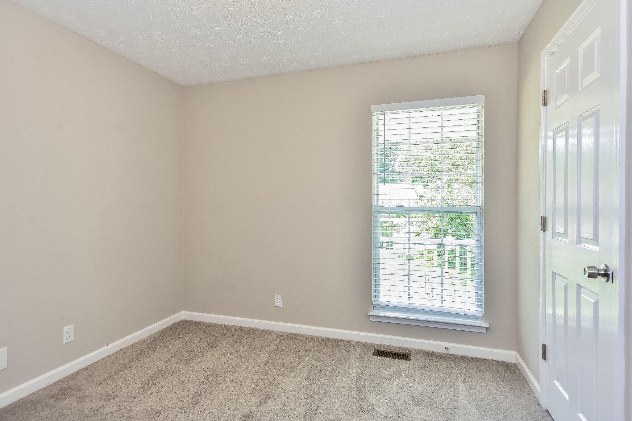 649 Laramie Dr Property Photo 7