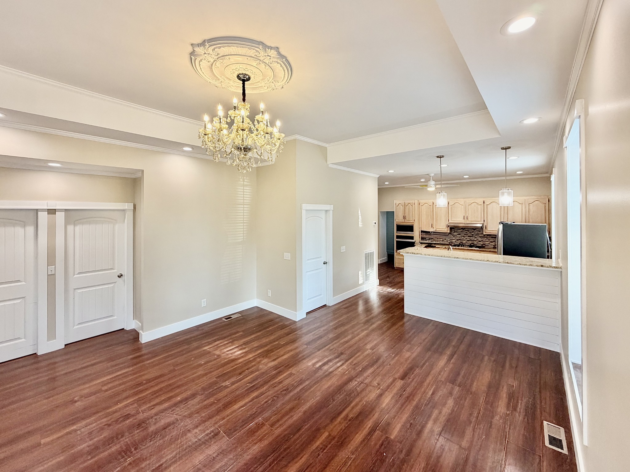 525 E Washington St Property Photo 11