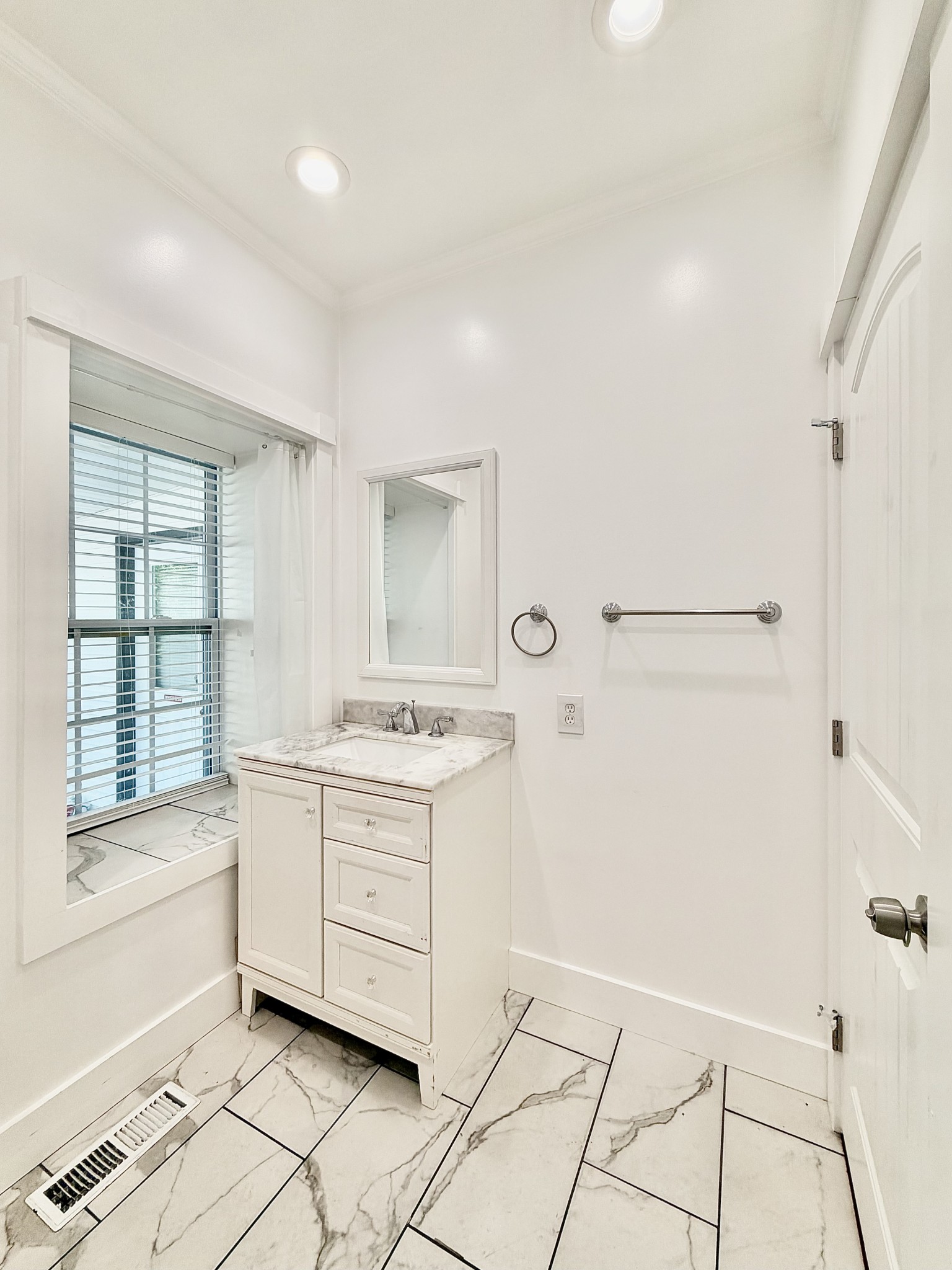 525 E Washington St Property Photo 21