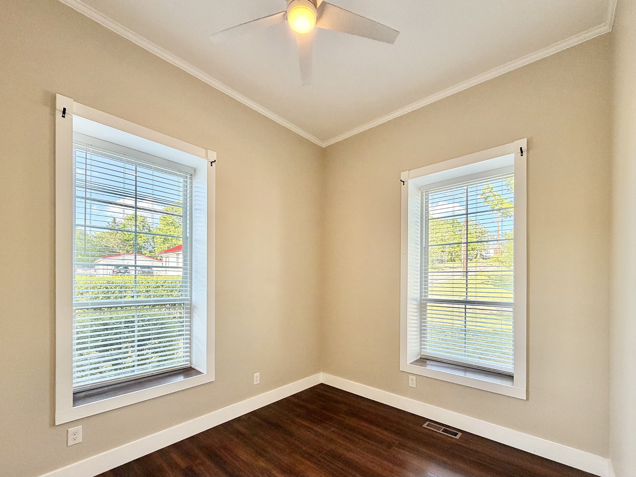 525 E Washington St Property Photo 24