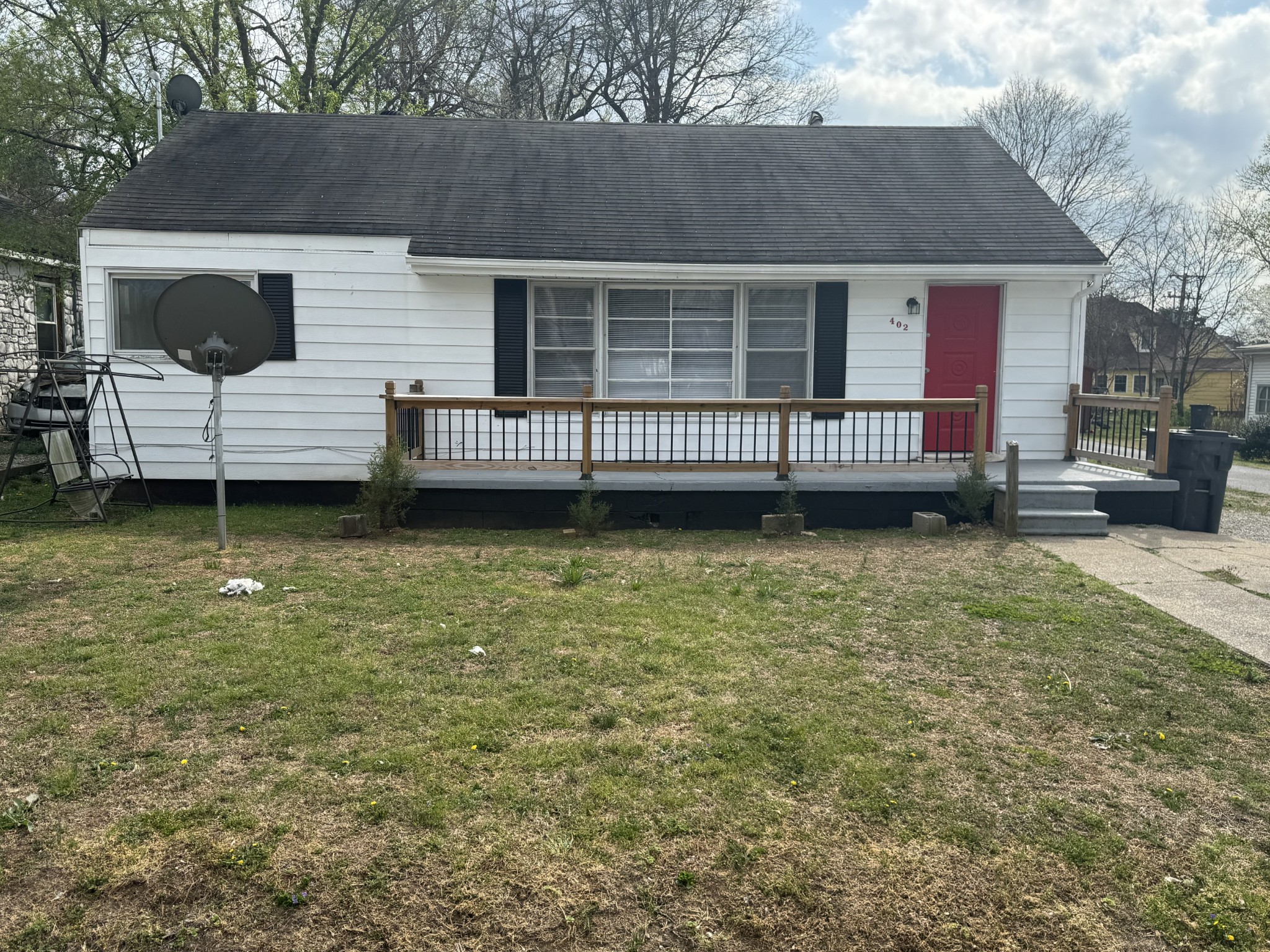 402 E Locust St Property Photo 1