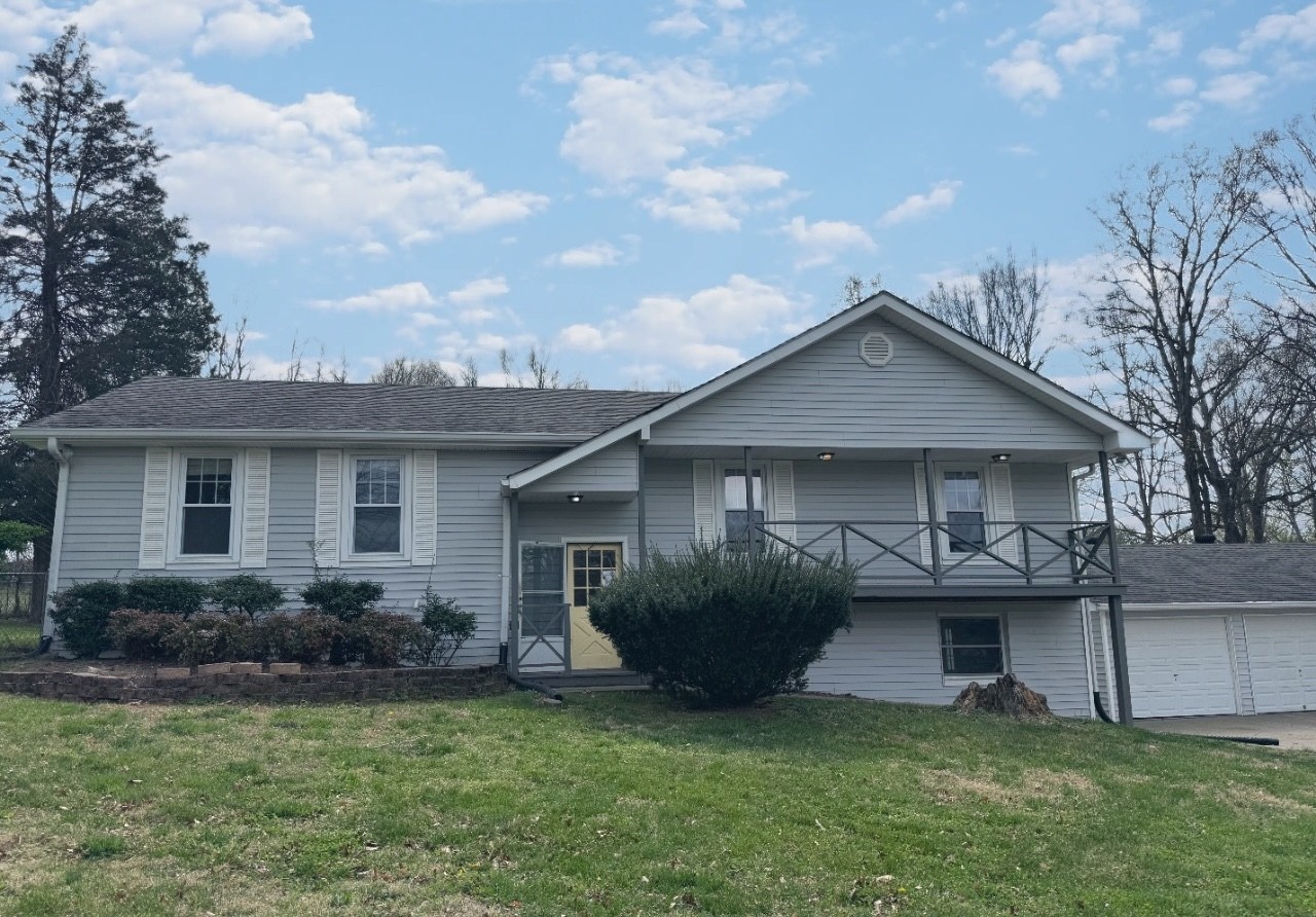 1004 Red Oak Dr Property Photo 1
