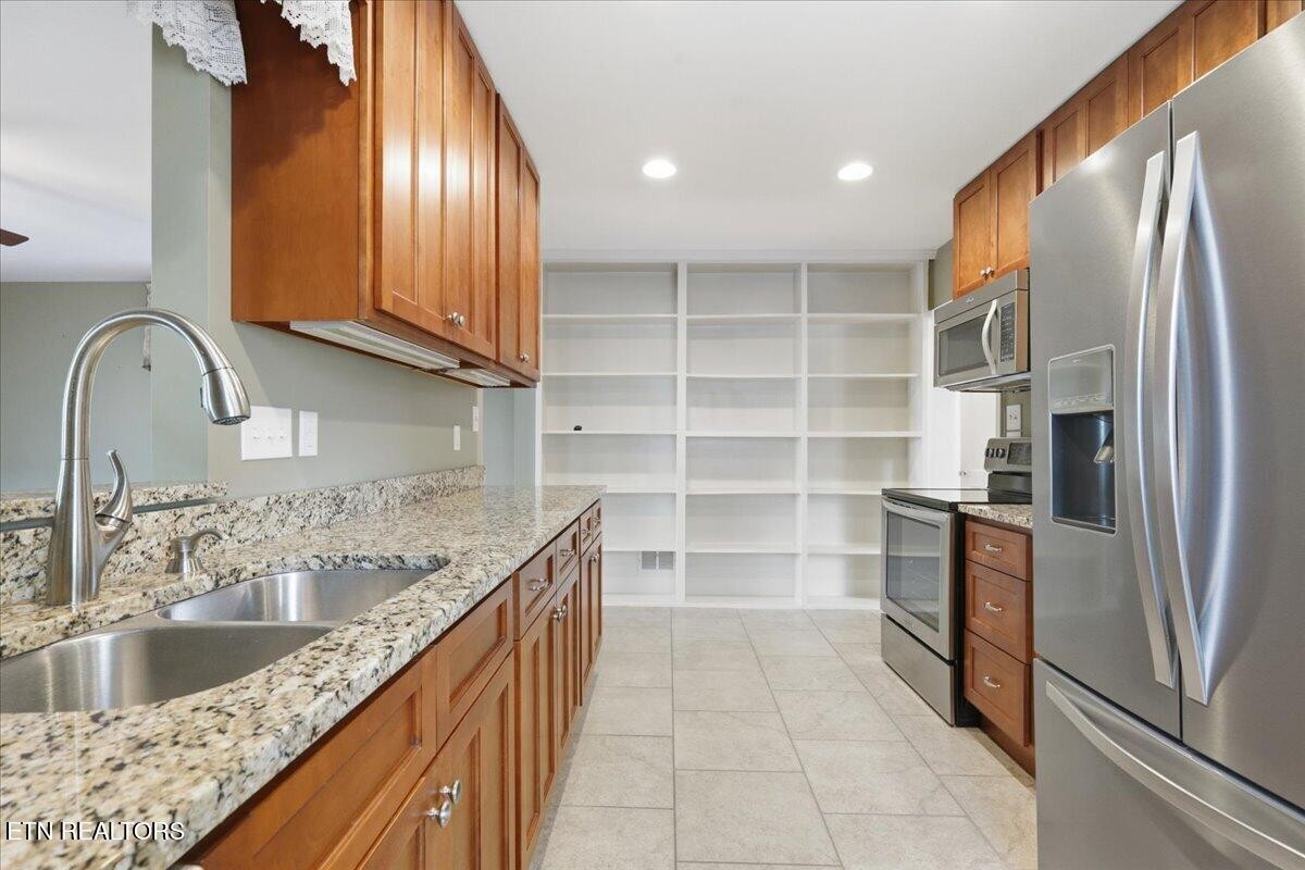 2445 Kennington Rd Property Photo 14