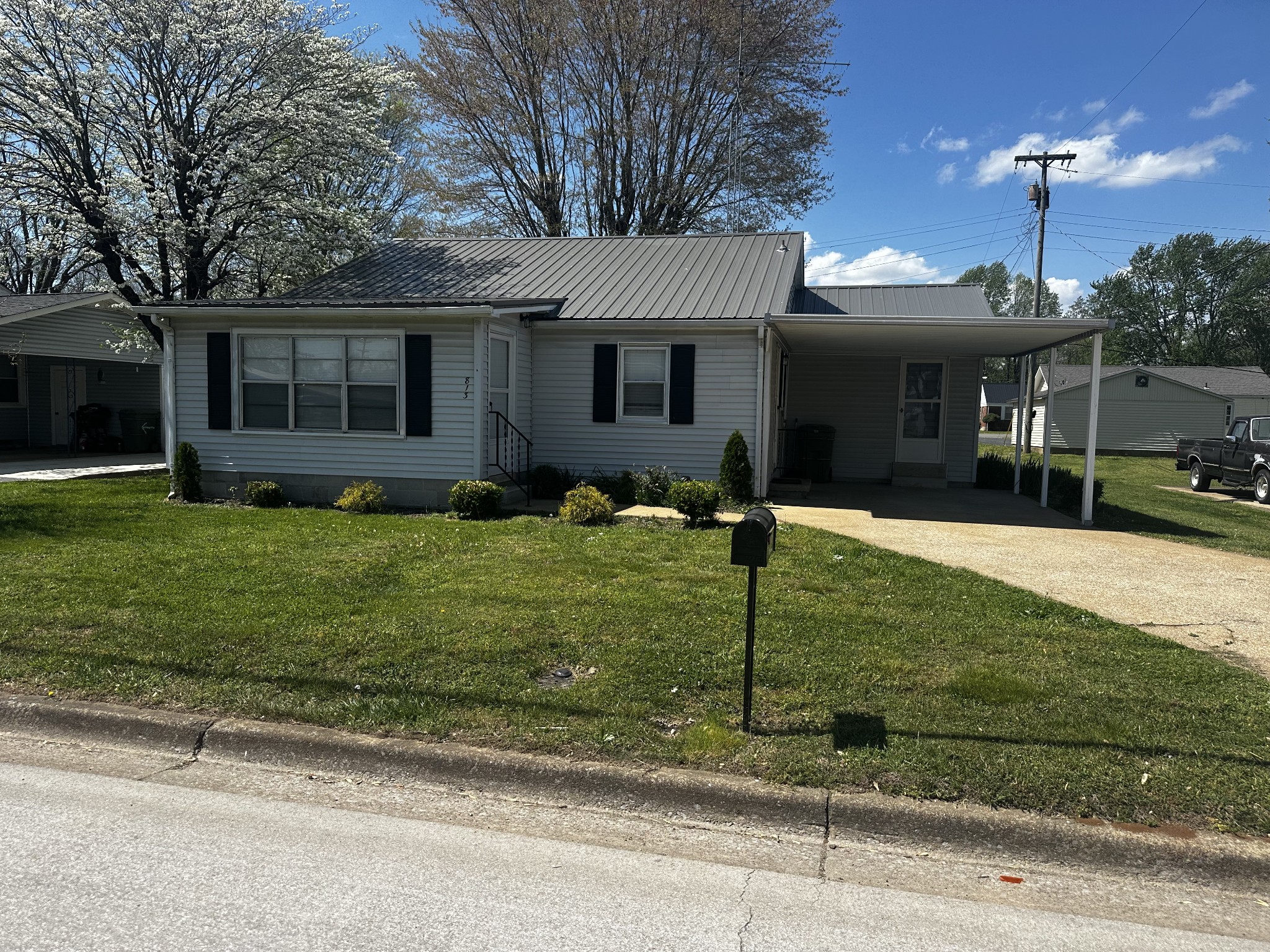 813 N Military Ave Property Photo 1