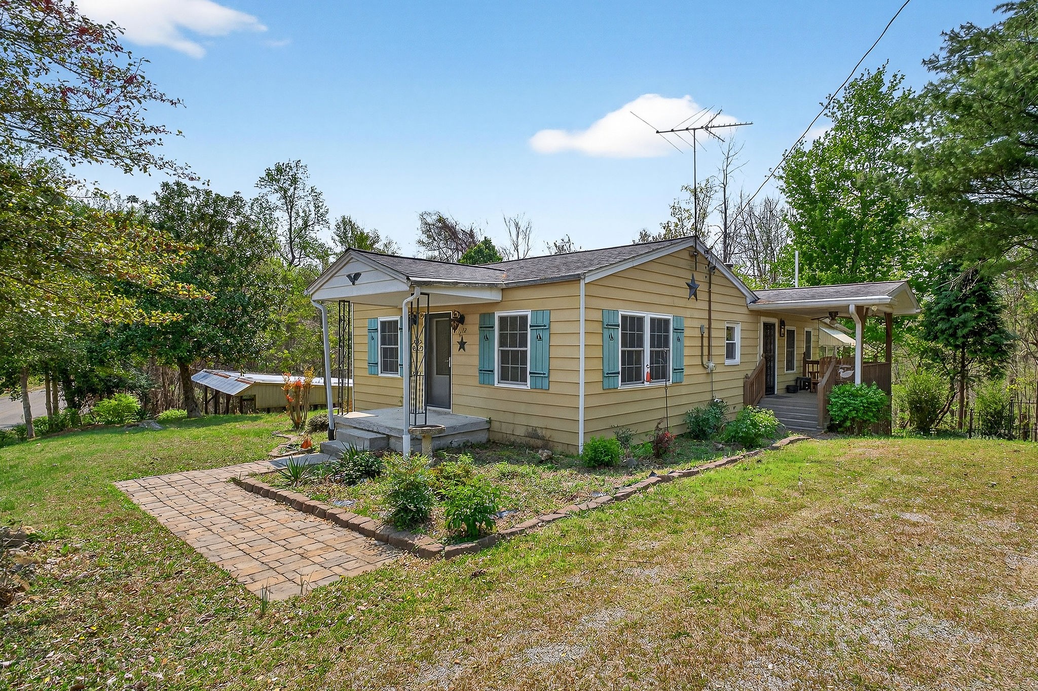 1932 Holly Creek Rd Property Photo 1