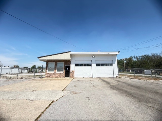1000 E Main St Property Photo 1