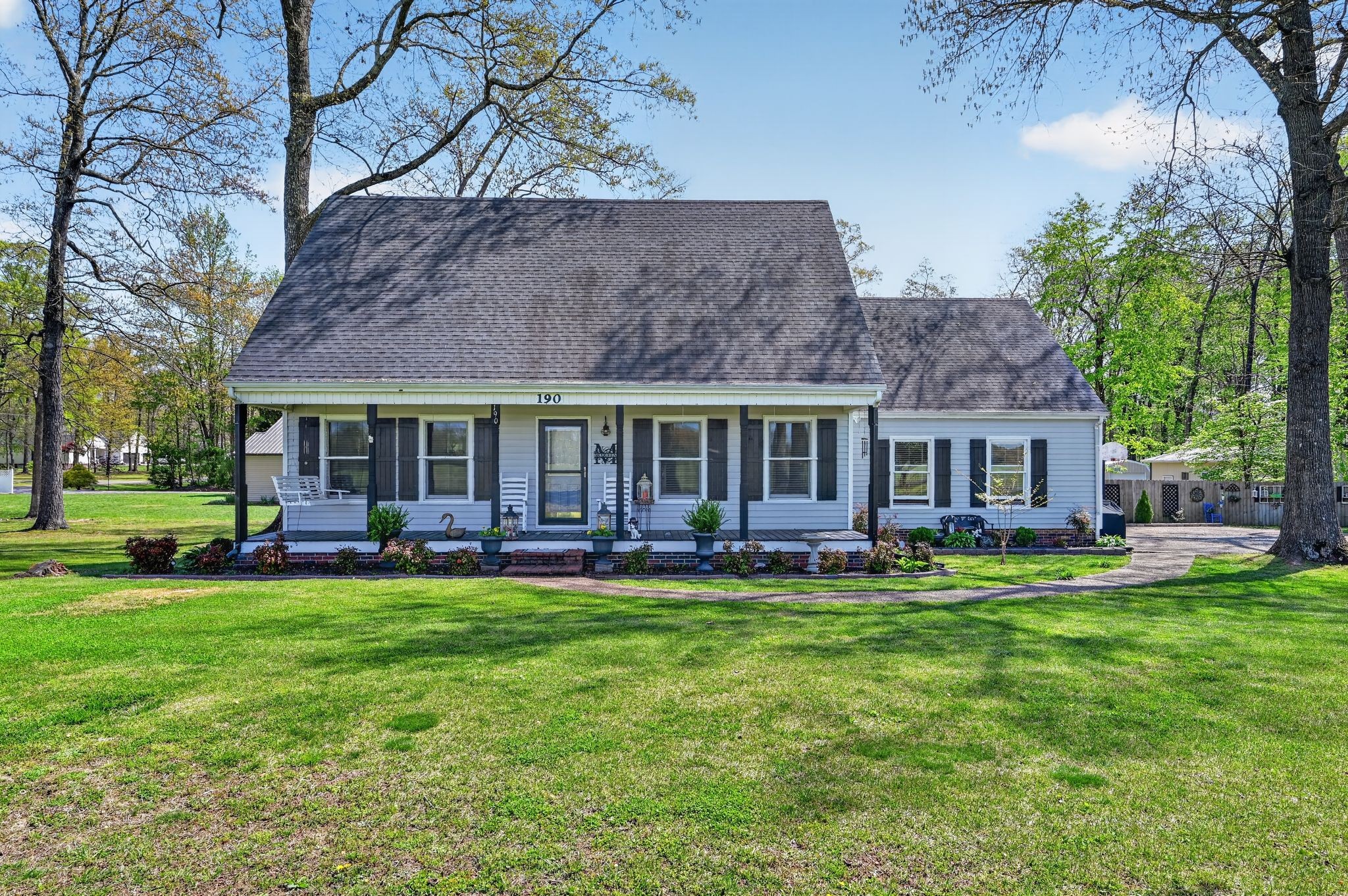 190 Hooper Rd Property Photo 1