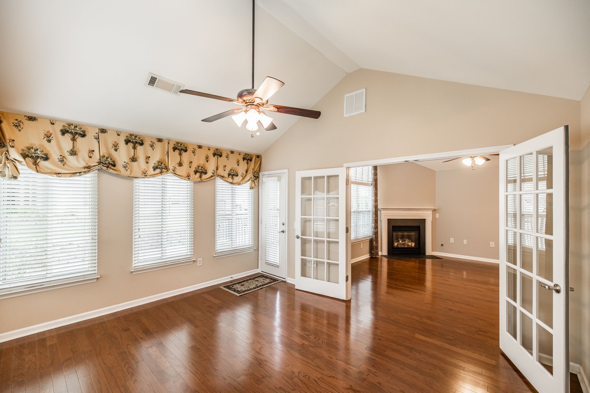 825 Browns Ln Property Photo 5