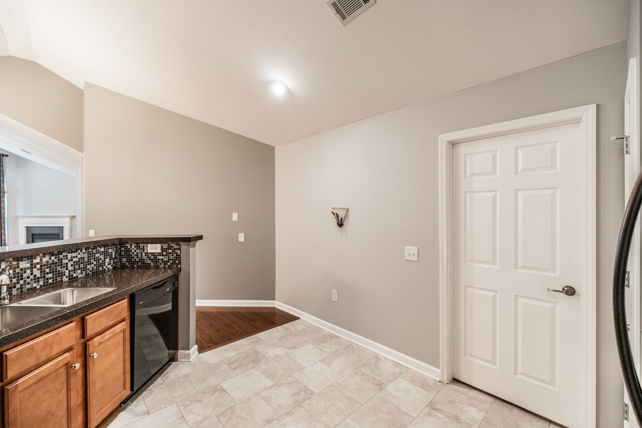 825 Browns Ln Property Photo 11