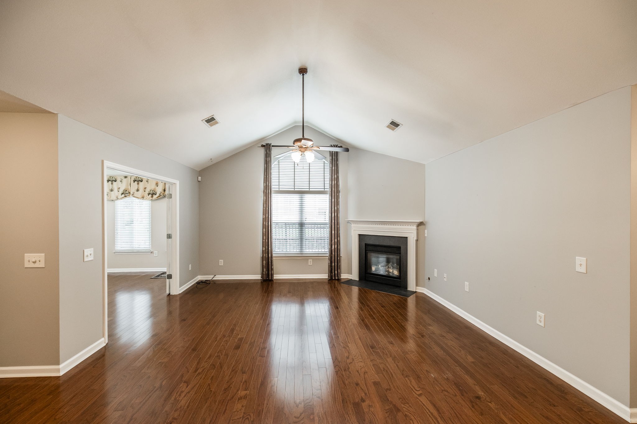 825 Browns Ln Property Photo 16