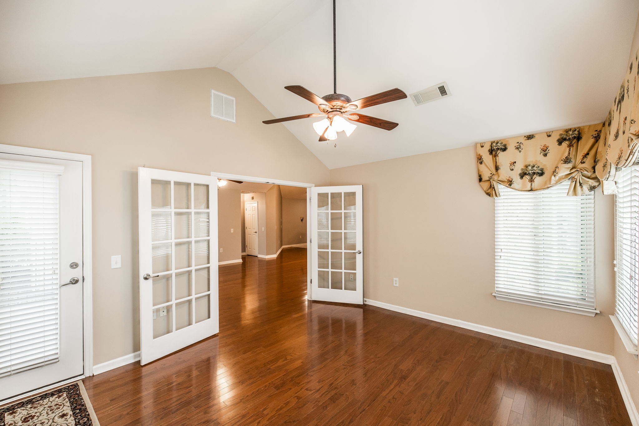 825 Browns Ln Property Photo 17