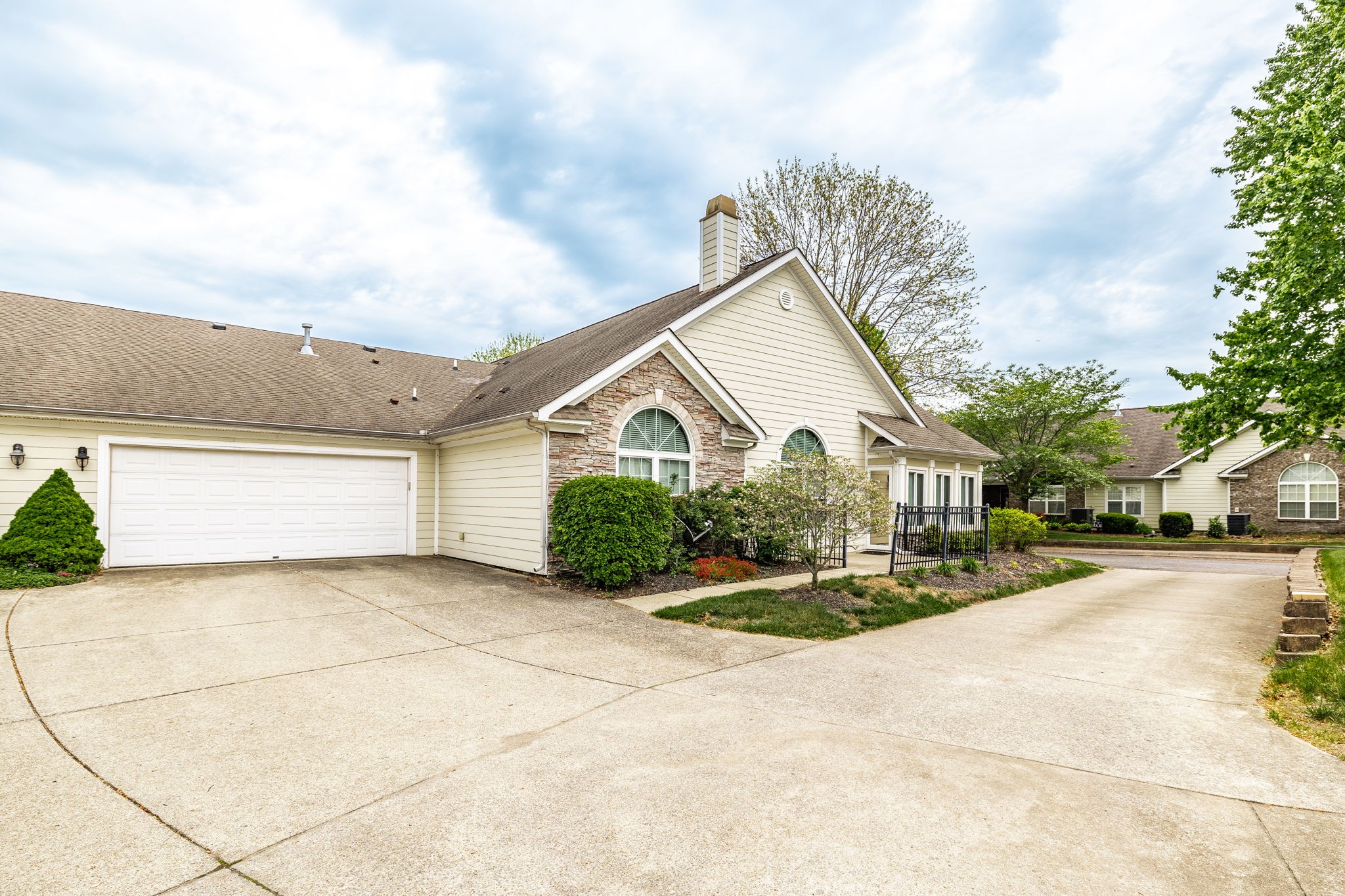 825 Browns Ln Property Photo 34