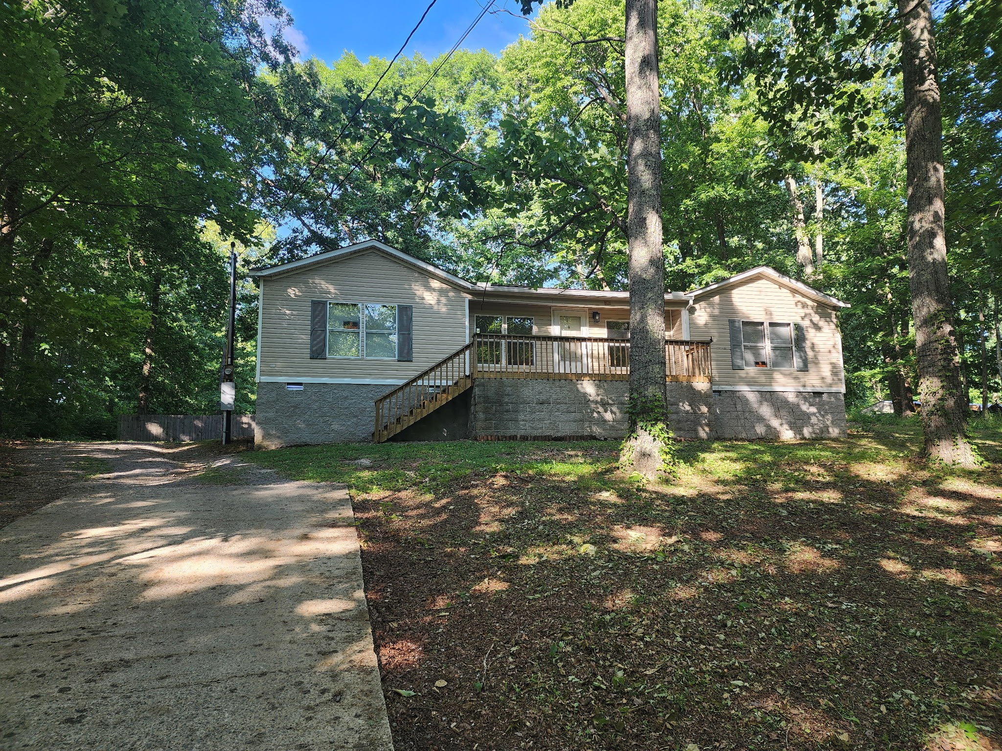 198 Neil Dr Property Photo 1