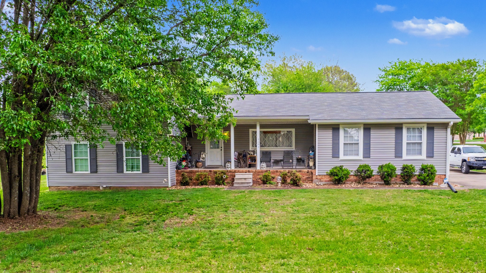1091 Browns Ln Property Photo 1