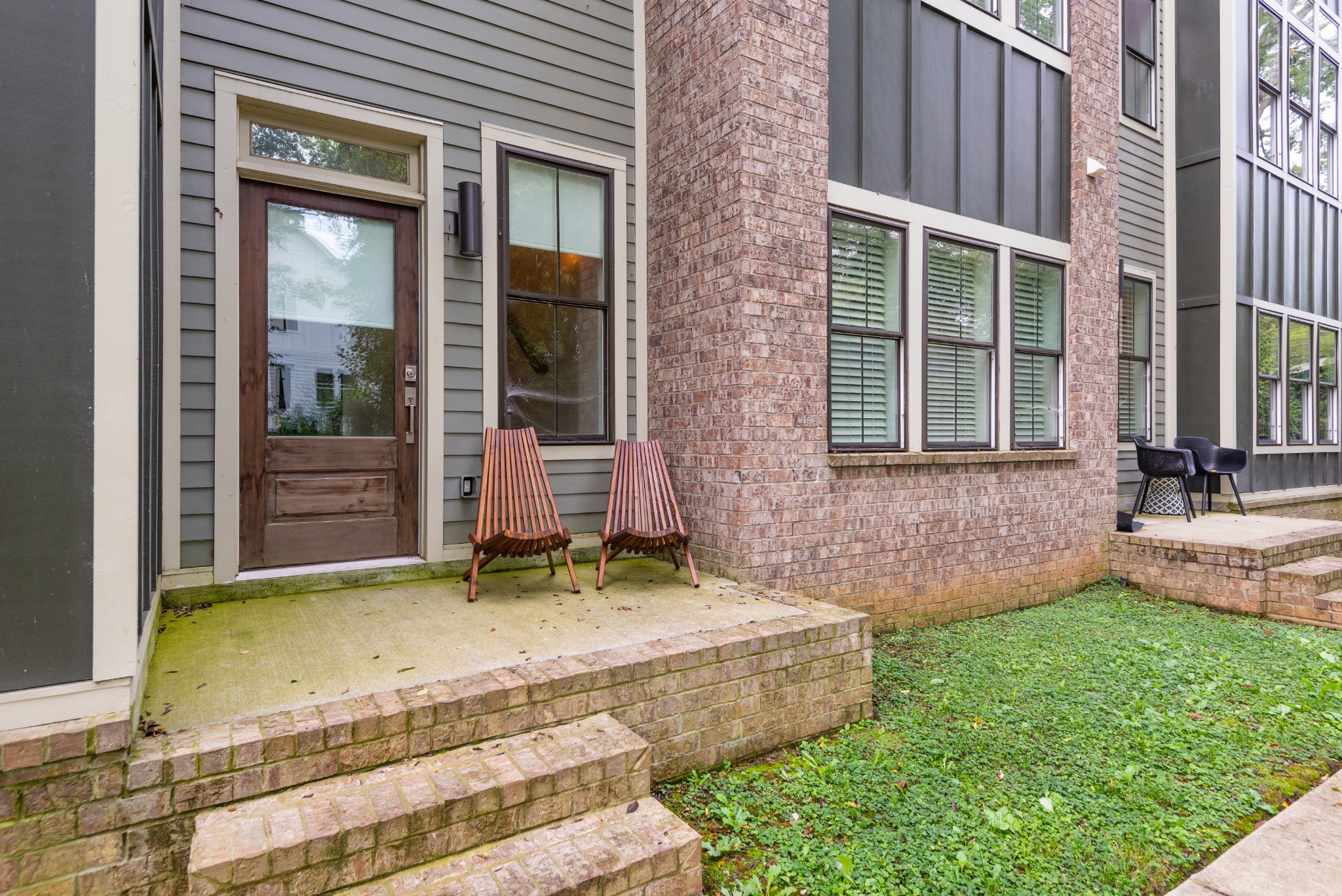 1027 E Trinity Ln Property Photo 5