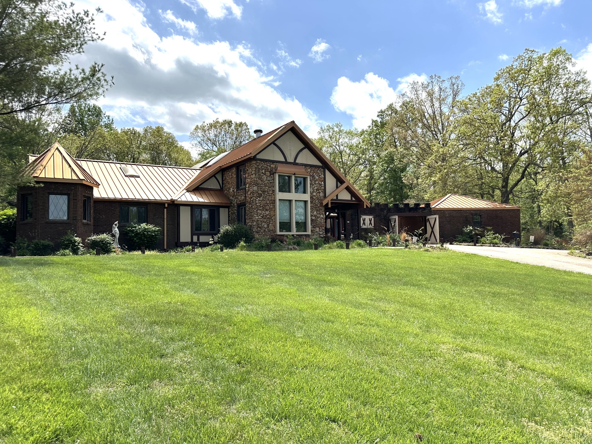300 Hickory Ln Property Photo 1