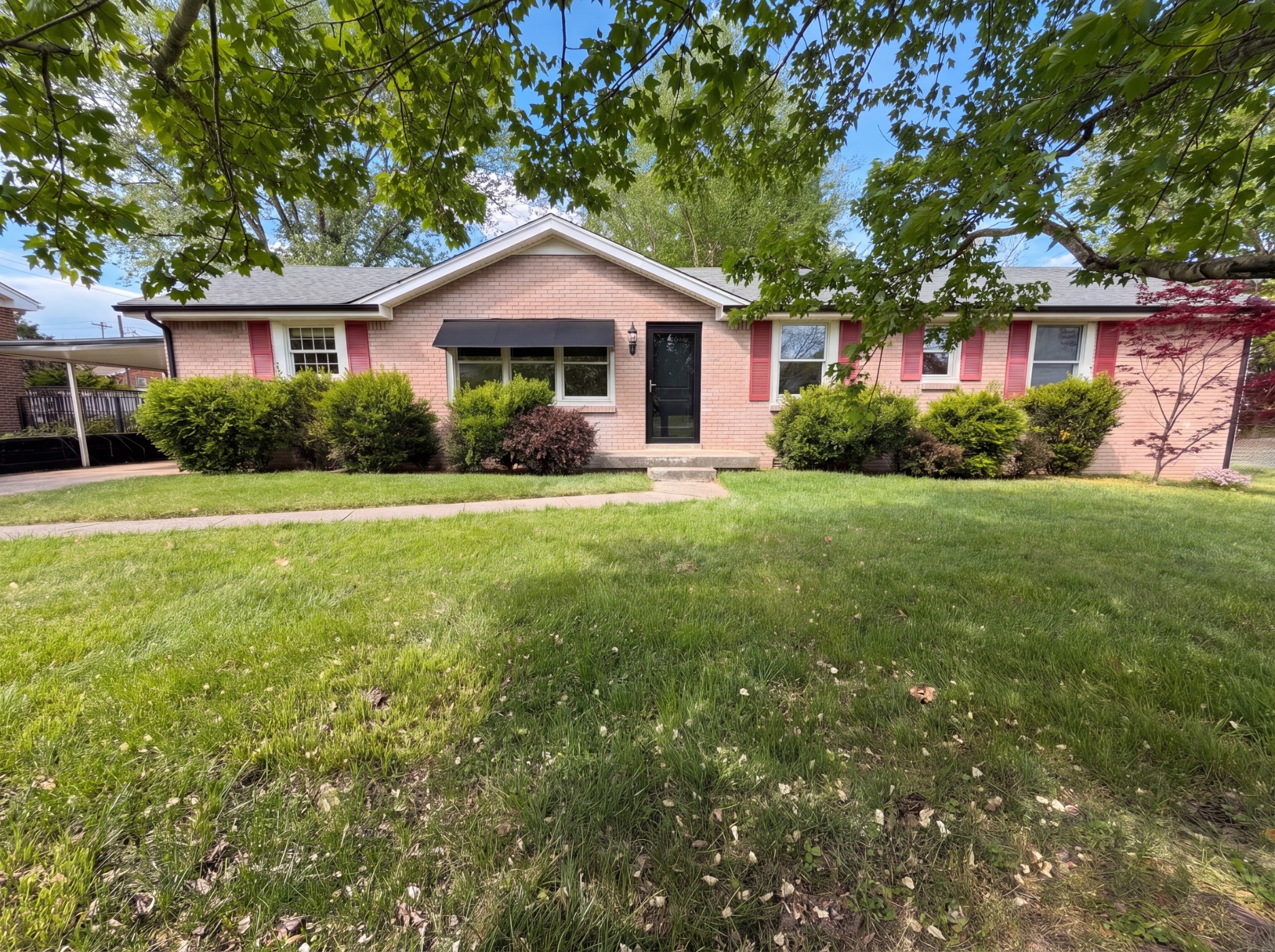 242 Kingswood Dr Property Photo 1