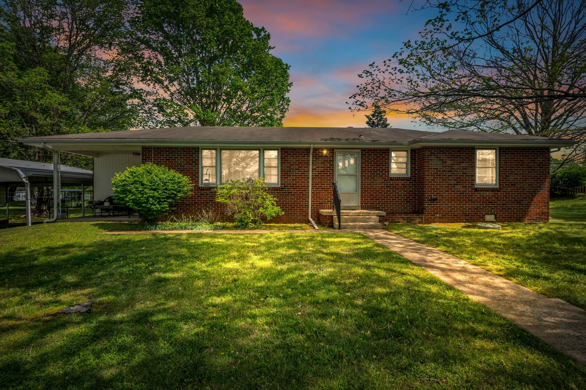 1006 Hershell St Property Photo 1