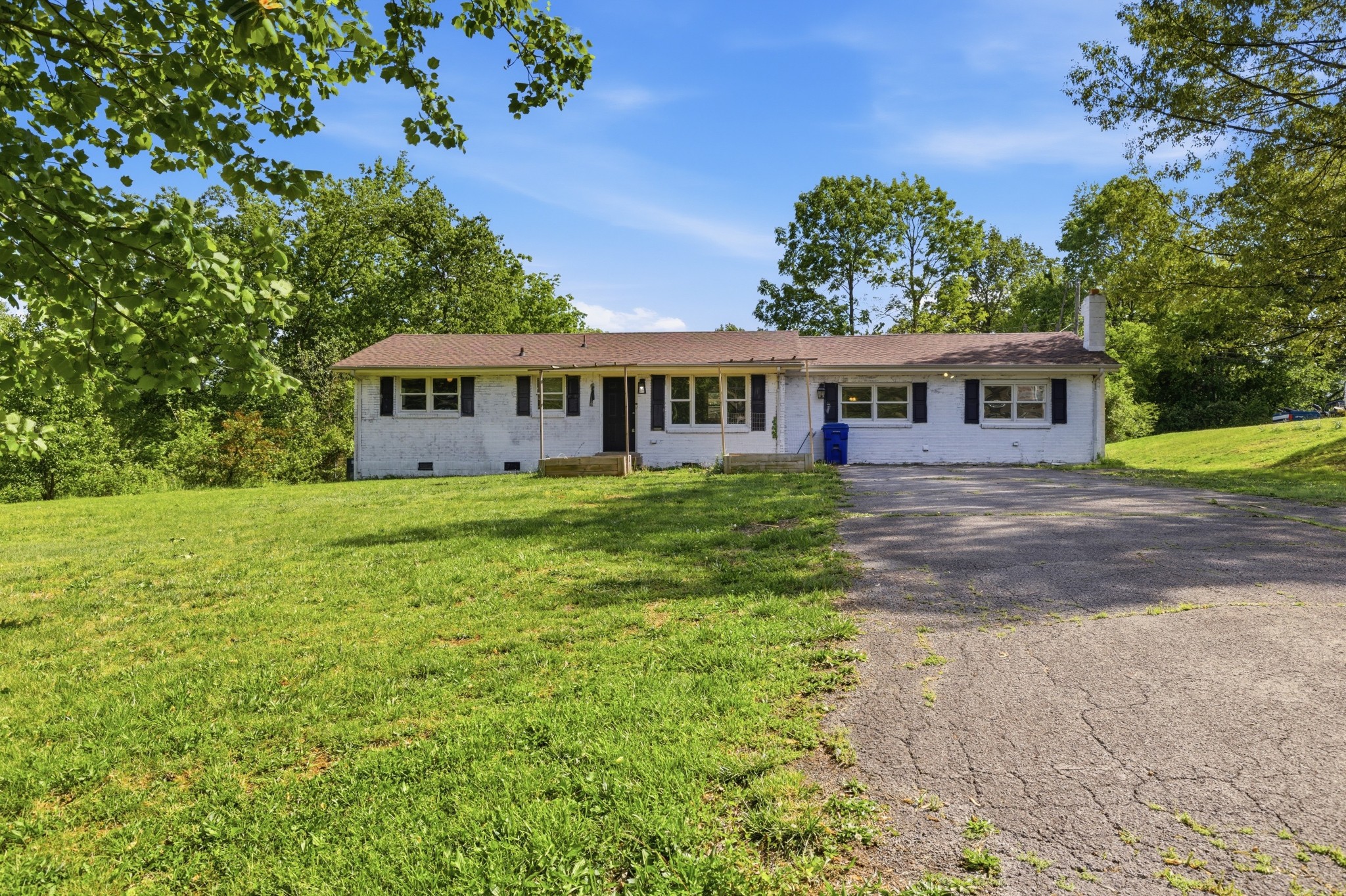 2082 Skyview Cir Property Photo 1