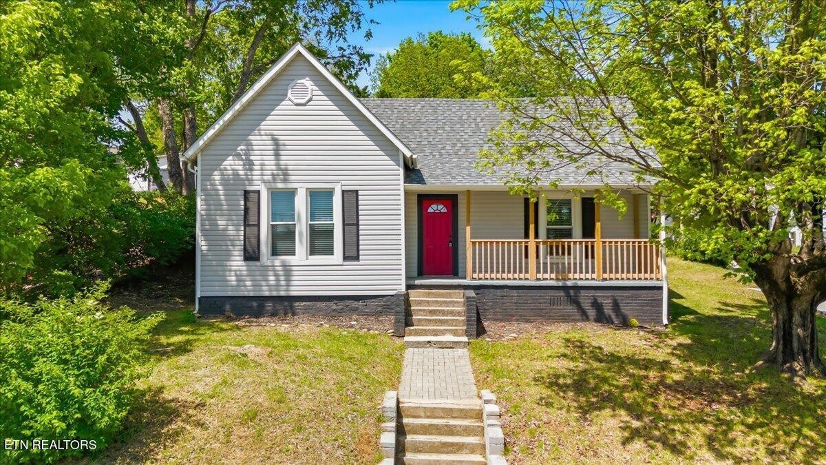 702 W Rhoten St Property Photo 1