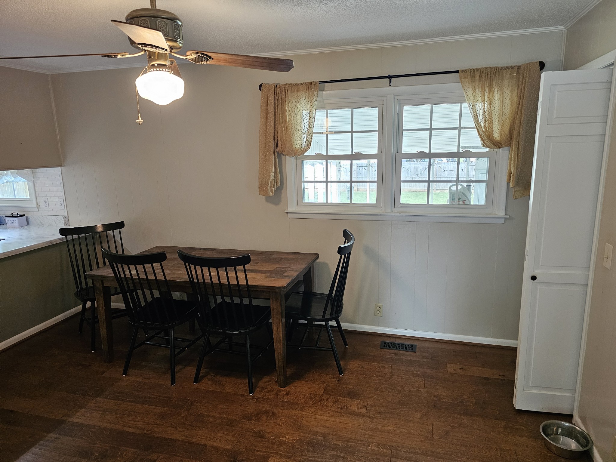 106 Willow St, N Property Photo 6