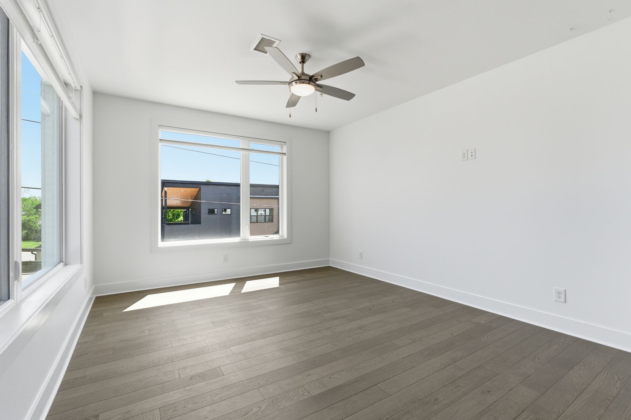 1041 E Trinity Ln Property Photo 15