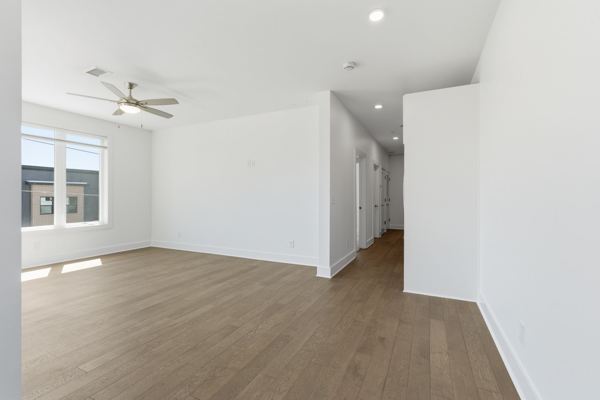 1041 E Trinity Ln Property Photo 16