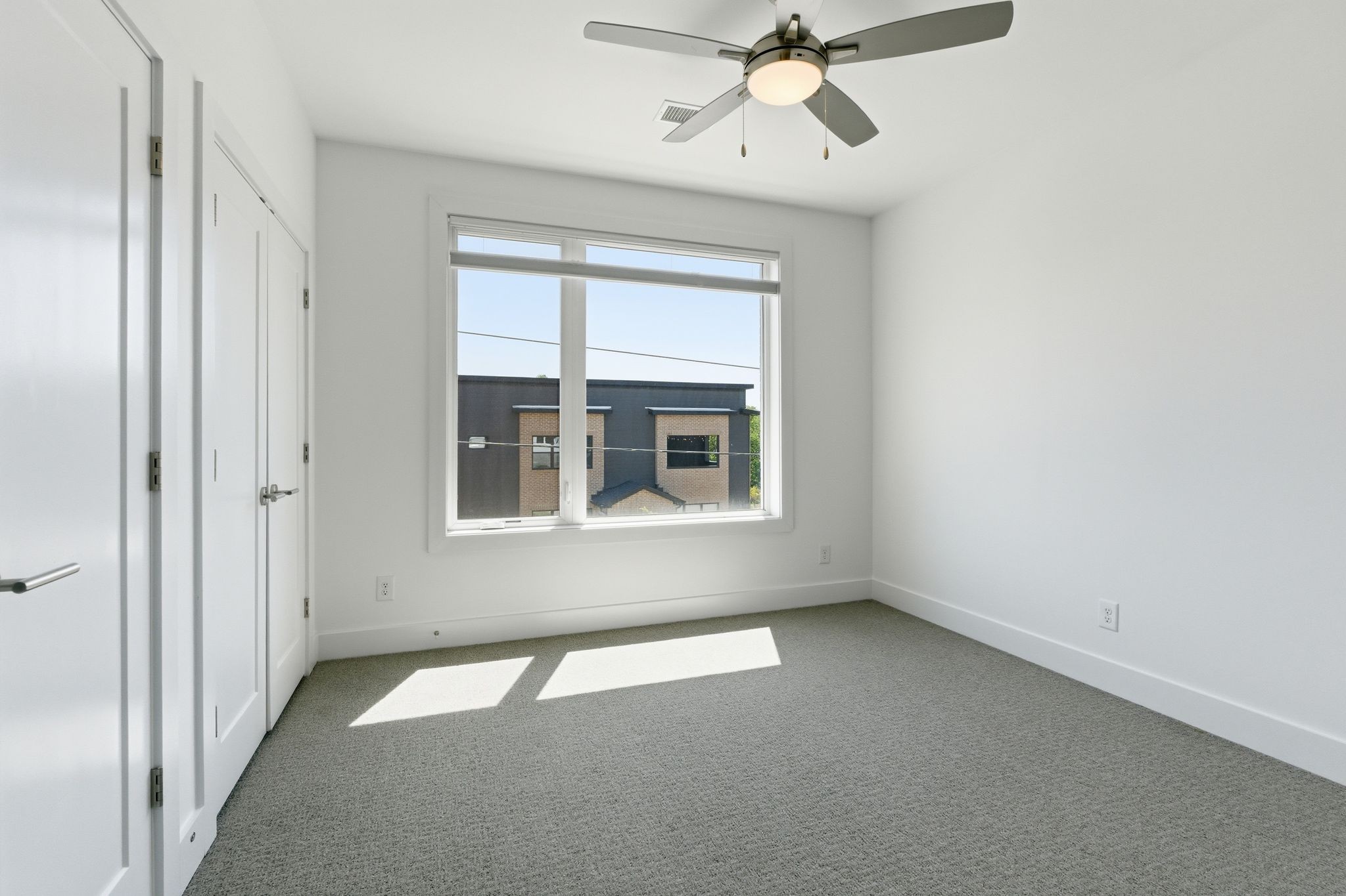 1041 E Trinity Ln Property Photo 20