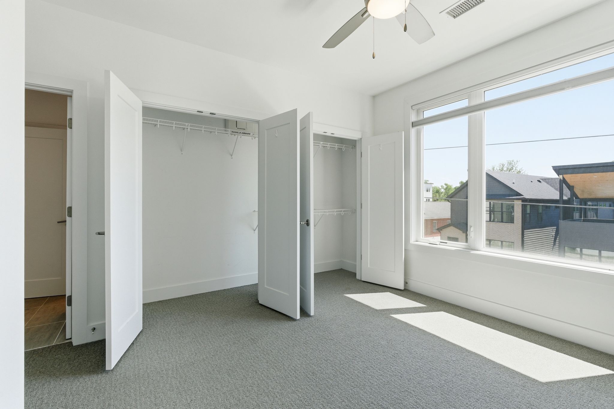 1041 E Trinity Ln Property Photo 26